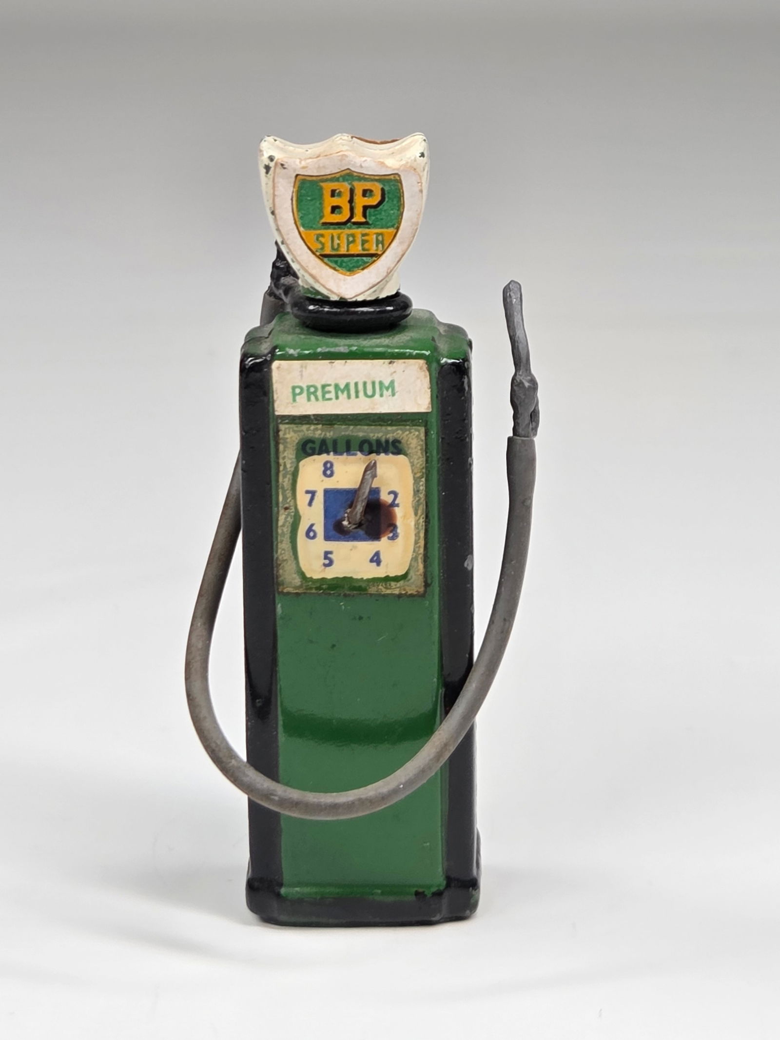 VINTAGE BRITAINS BP GAS BUMP W/ GLOBE: REMAINS IN GOOD CONDITION, SHOWING SOME TYPICAL WEAR. RUBBER HOSE REPLACED.