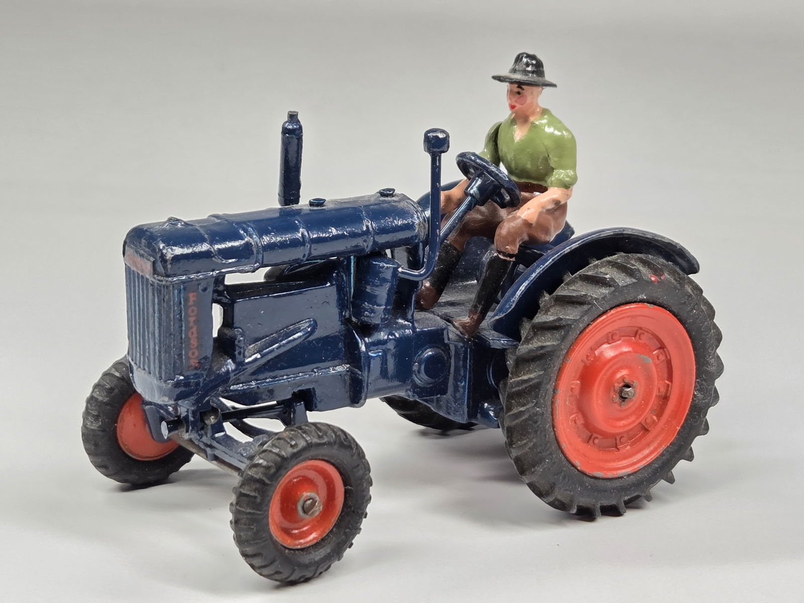 VINTAGE BRITAINS FORDSON TRACTOR W/ FARMER: REMAINS IN GOOD CONDITION, SHOWING SOME TYPICAL PAINT WEAR.