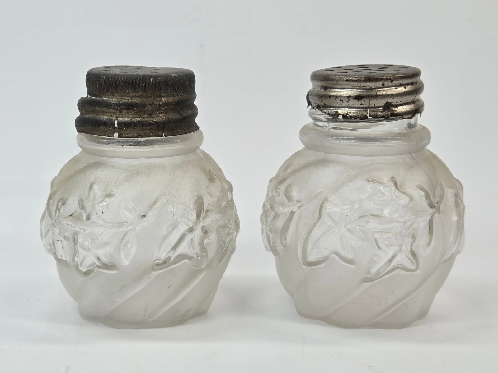NORTHWOOD ROYAL IVY PATTERN SALT & PEPPER SHAKERS (1 of 5)