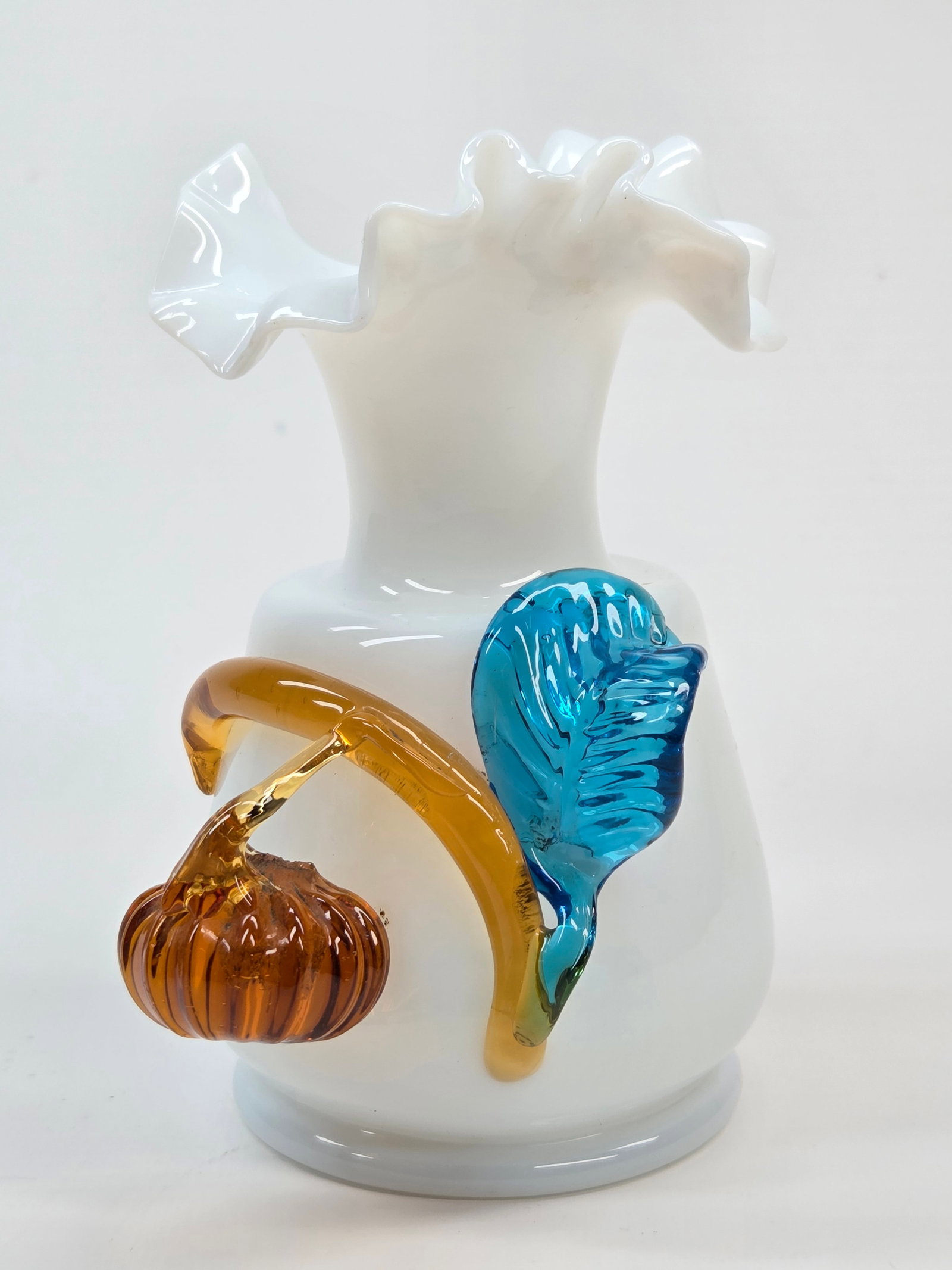 STEVENS & WILLIAMS RUFFLED EDGE ART GLASS VASE W/ APPLIED PUMPKIN: REMAINS IN GOOD CONDITION, SHOWING SOME TYPICAL WEAR. NO CHIPS OR CRACKS.