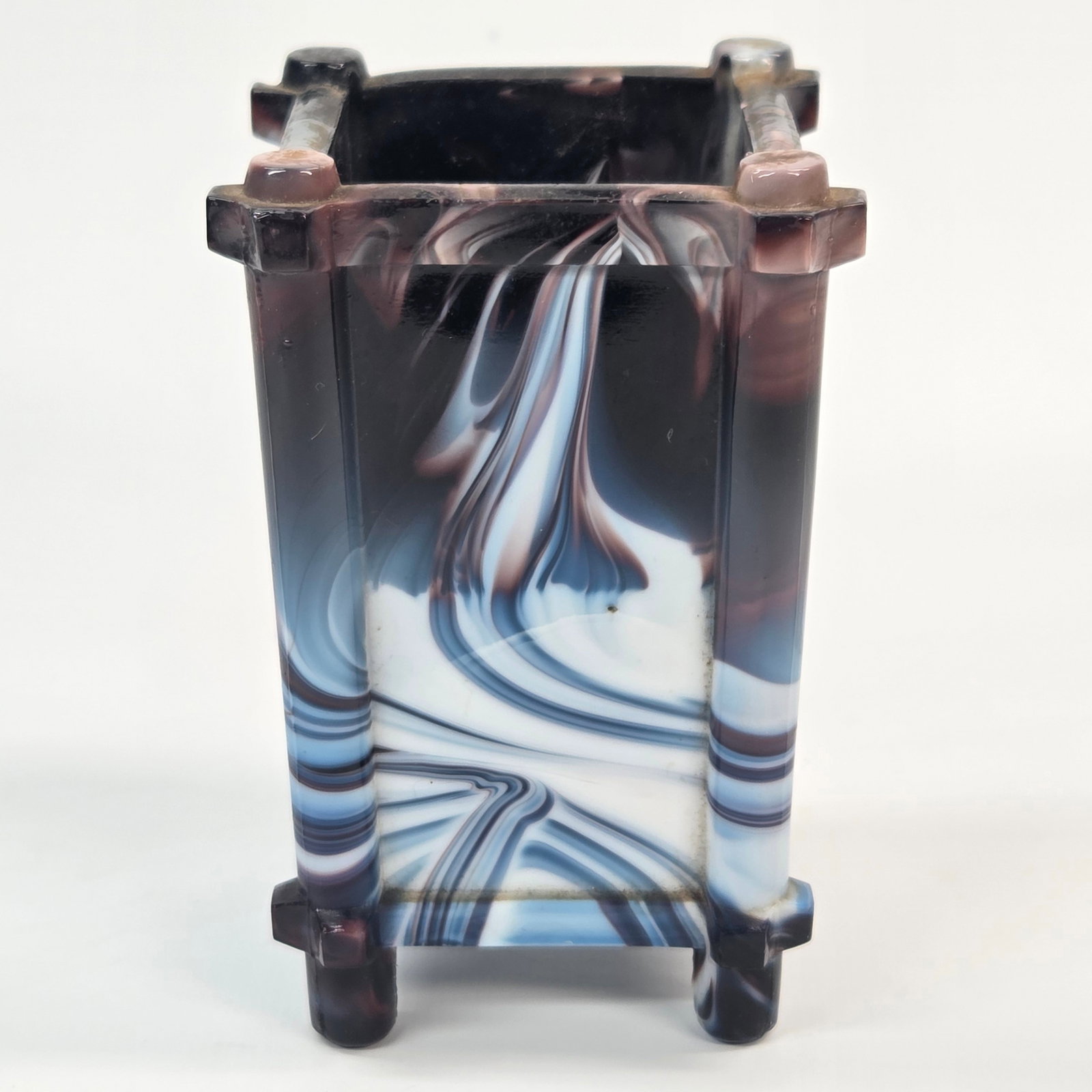PURPLE & WHITE AGATE GLASS FOOTED VASE: REMAINS IN GOOD CONDITION, SHOWING SOME TYPICAL WEAR. A FEW SMALL EDGE CHIPS.