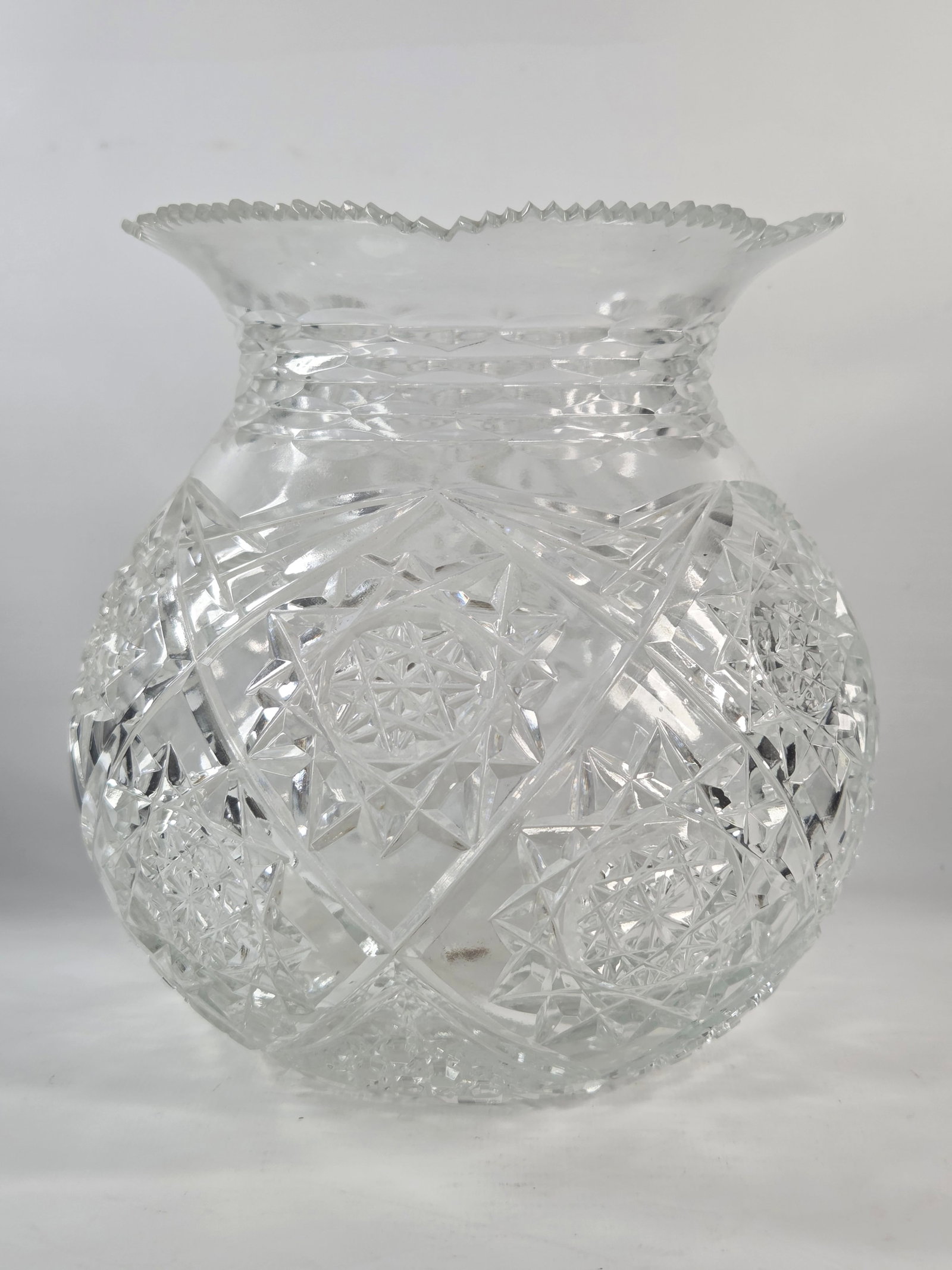 AMERICAN BRILLIANT CUT SCALLOPED EDGE GLASS VASE: REMAINS IN FAIR-GOOD CONDITION WITH SOME CHIPS