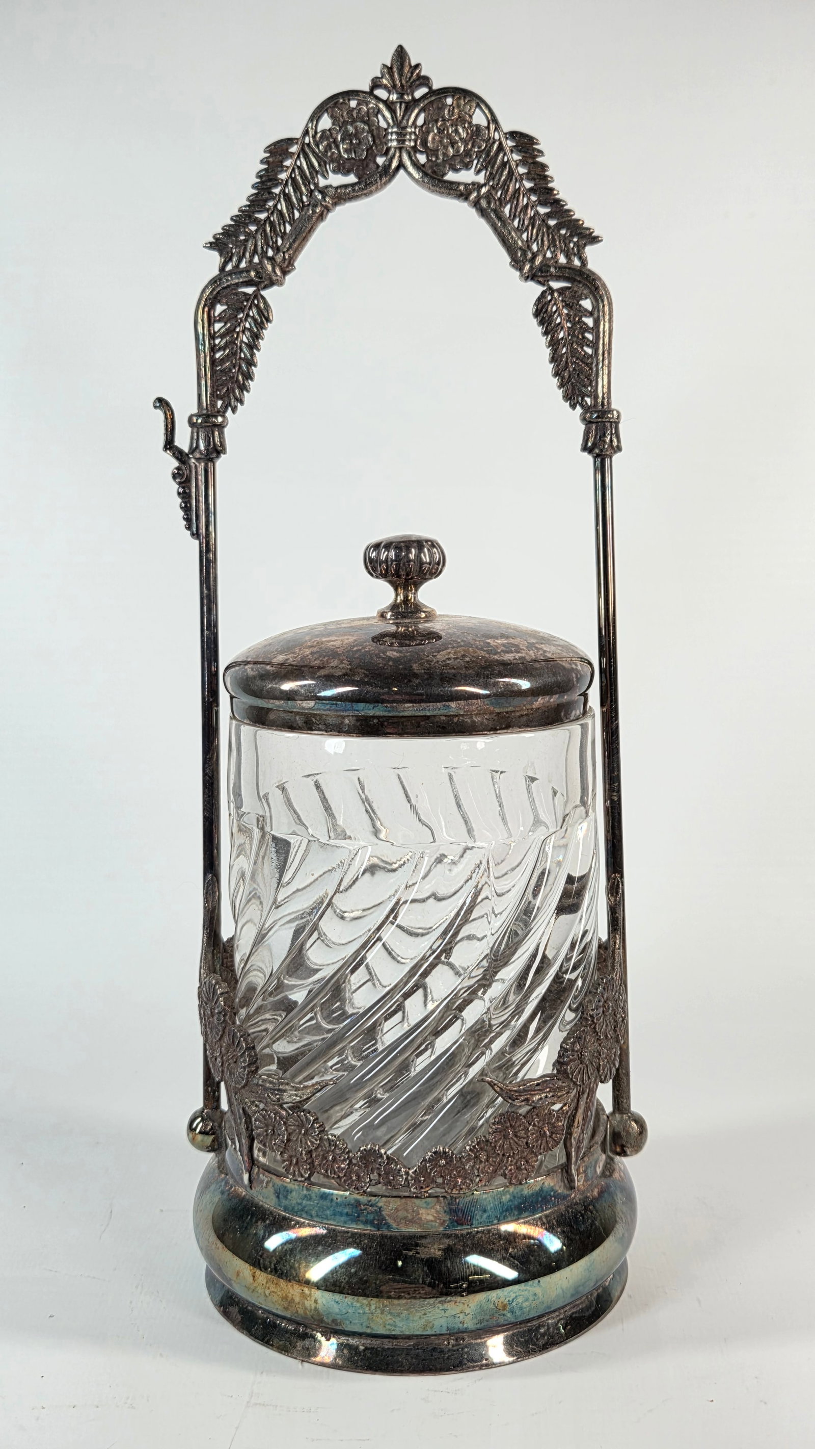 VICTORIAN ERA PICKLE CASTOR IN HARTFORD HOLDER: REMAINS IN GOOD CONDITION, SHOWING SOME TYPICAL USAGE WEAR. NO CHIPS OR CRACKS. HOLDER REMAINS NICE, SHOWING SOME WEAR. NEEDS POLISHED.