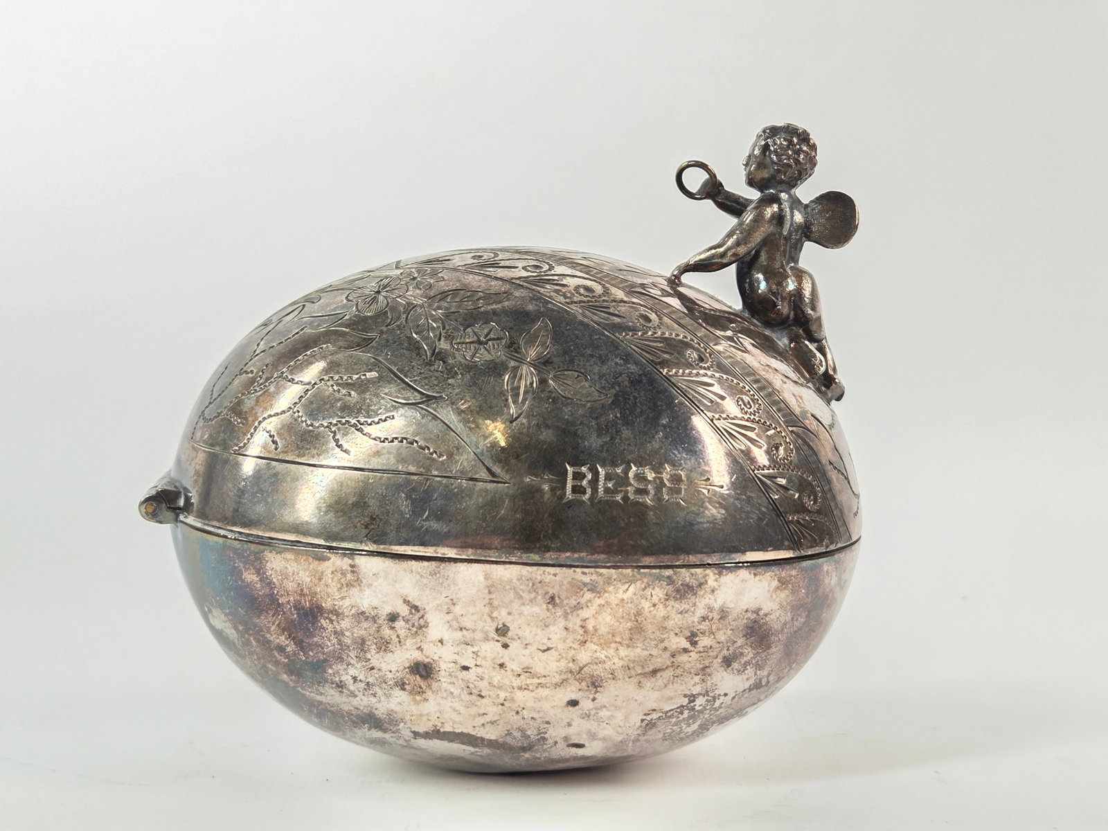 VICTORIAN ERA SILVER PLATE CHERUB NUT BOX: REMAINS IN GOOD CONDITION, SHOWING SOME TYPICAL WEAR. NEEDS POLISHED.