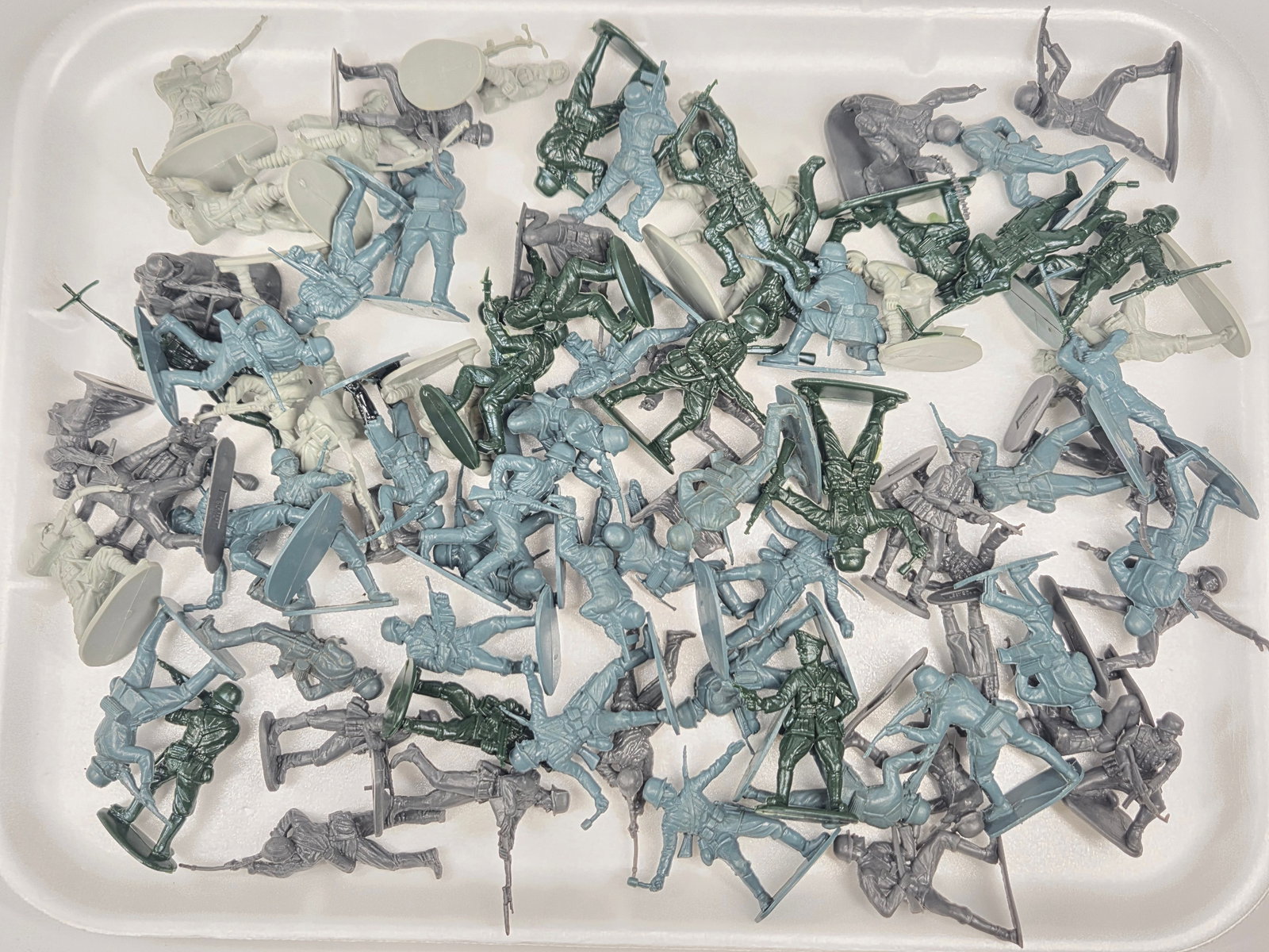 VARIOUS MODERN PLAYSET FIGURES (1 of 5)