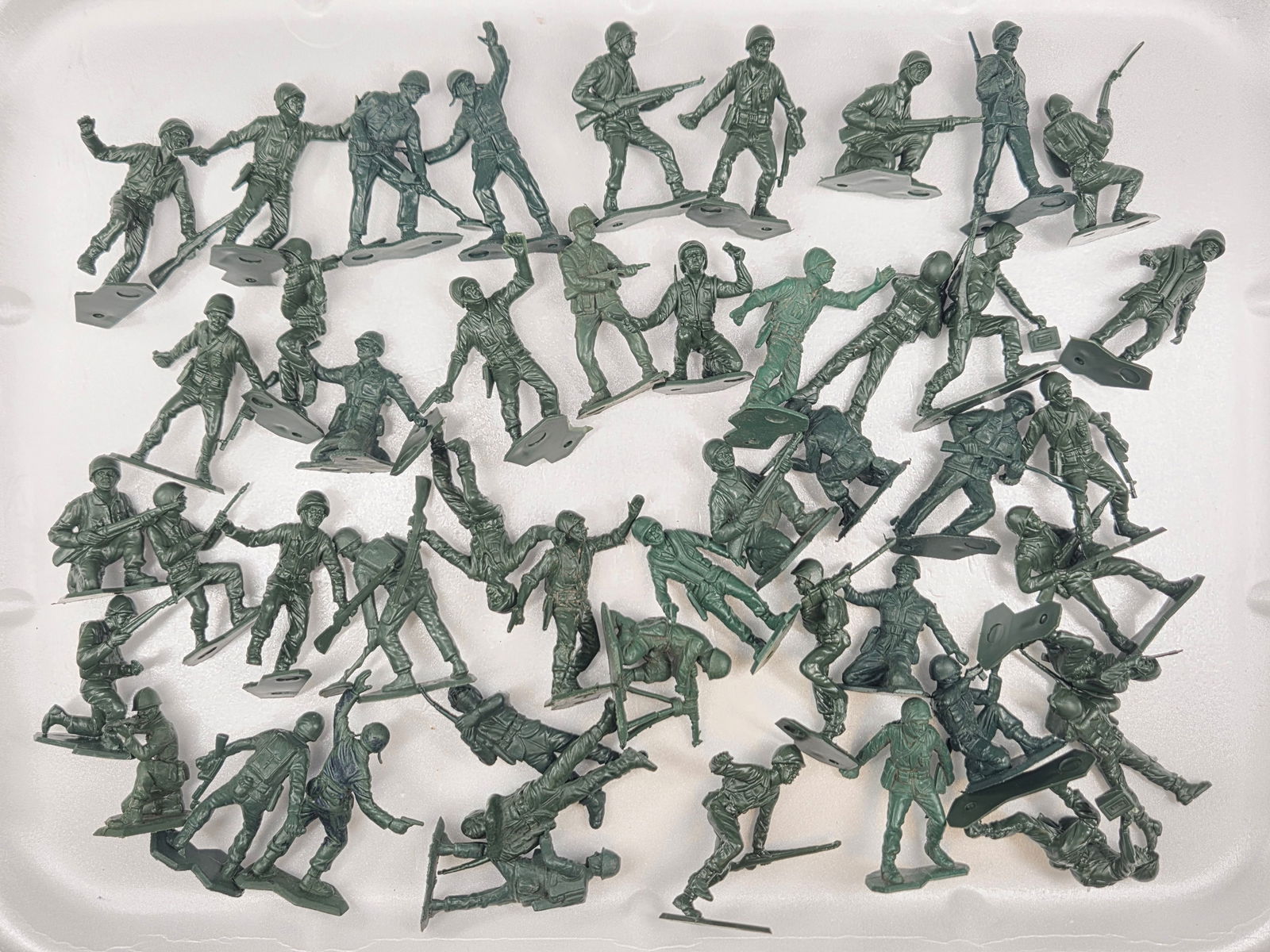 VARIOUS MODERN PLAYSET FIGURES: ALL REMAIN IN GOOD CONDITION, SHOWING SOME TYPICAL WEAR.