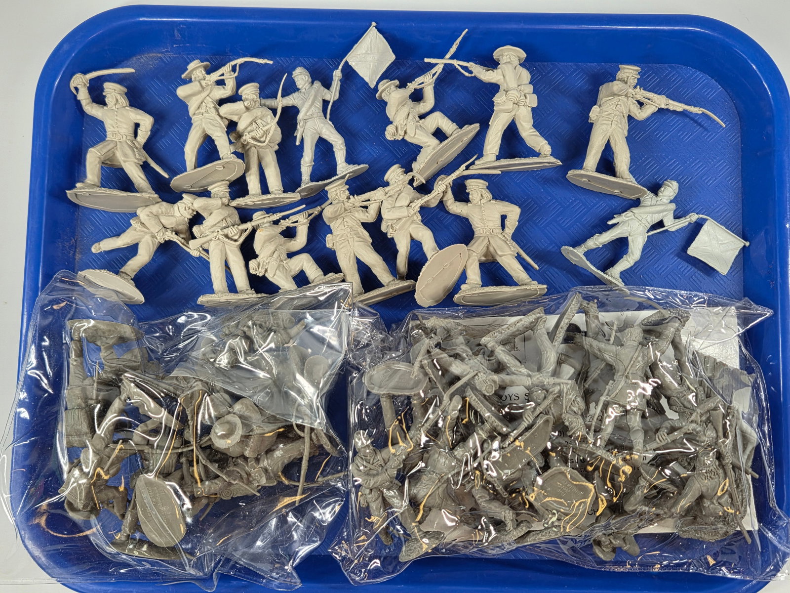 ASSORTMENT OF MODERN PLAYSET FIGURES: ALL REMAIN IN GOOD CONDITION, SHOWING SOME TYPICAL WEAR.