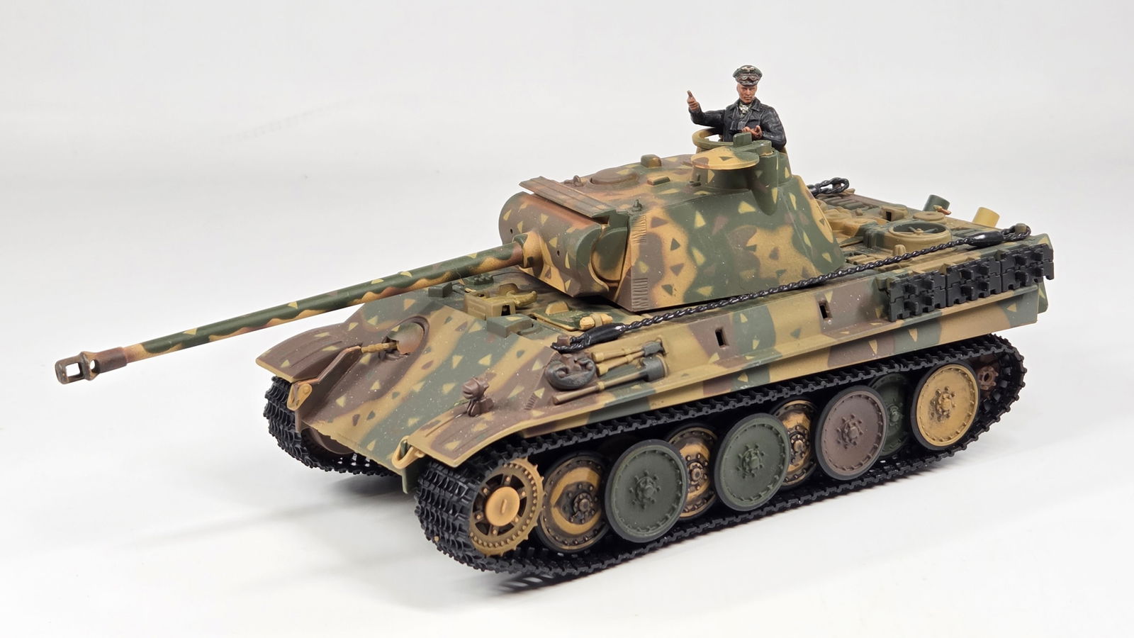 21ST CENTURY TOYS 1/32 SCALE MILITARY TANK (1 of 4)