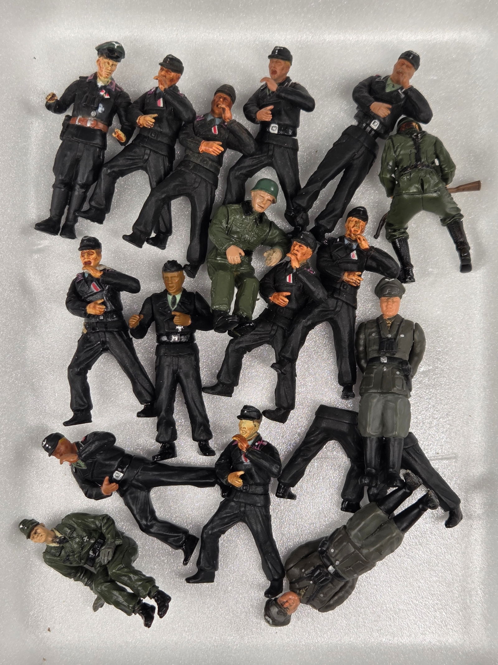 VARIOUS 21ST CENTURY 1/32 SCALE SOLDIERS: ALL REMAIN IN GOOD CONDITION, SHOWING SOME TYPICAL WEAR.