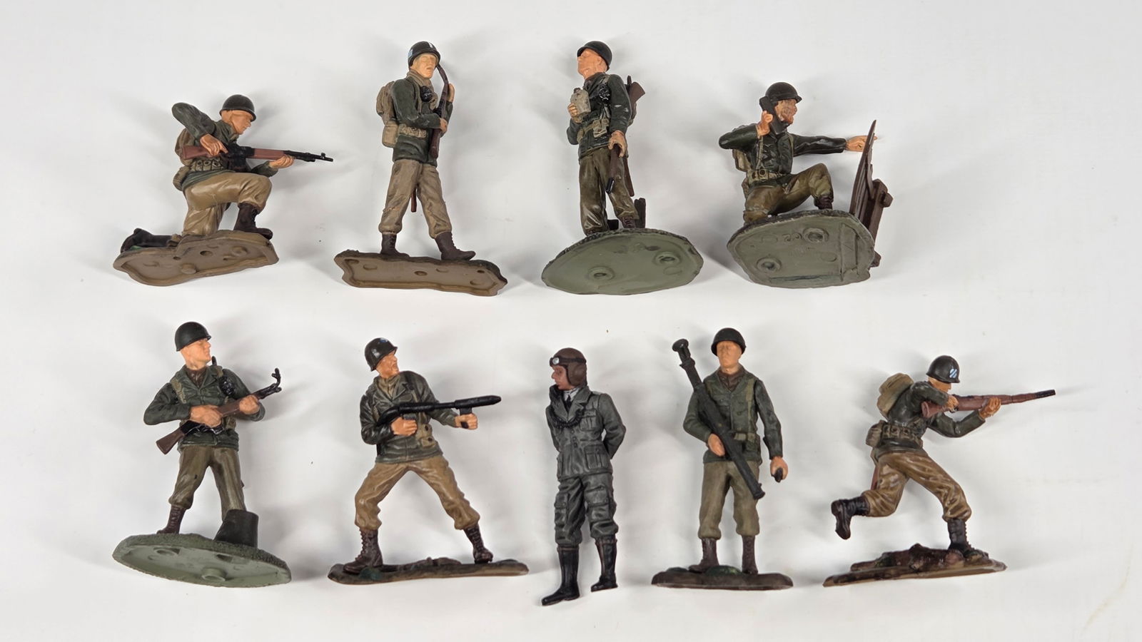 VARIOUS 21ST CENTURY 1/32 SCALE SOLDIERS: ALL REMAIN IN GOOD CONDITION, SHOWING SOME TYPICAL WEAR.