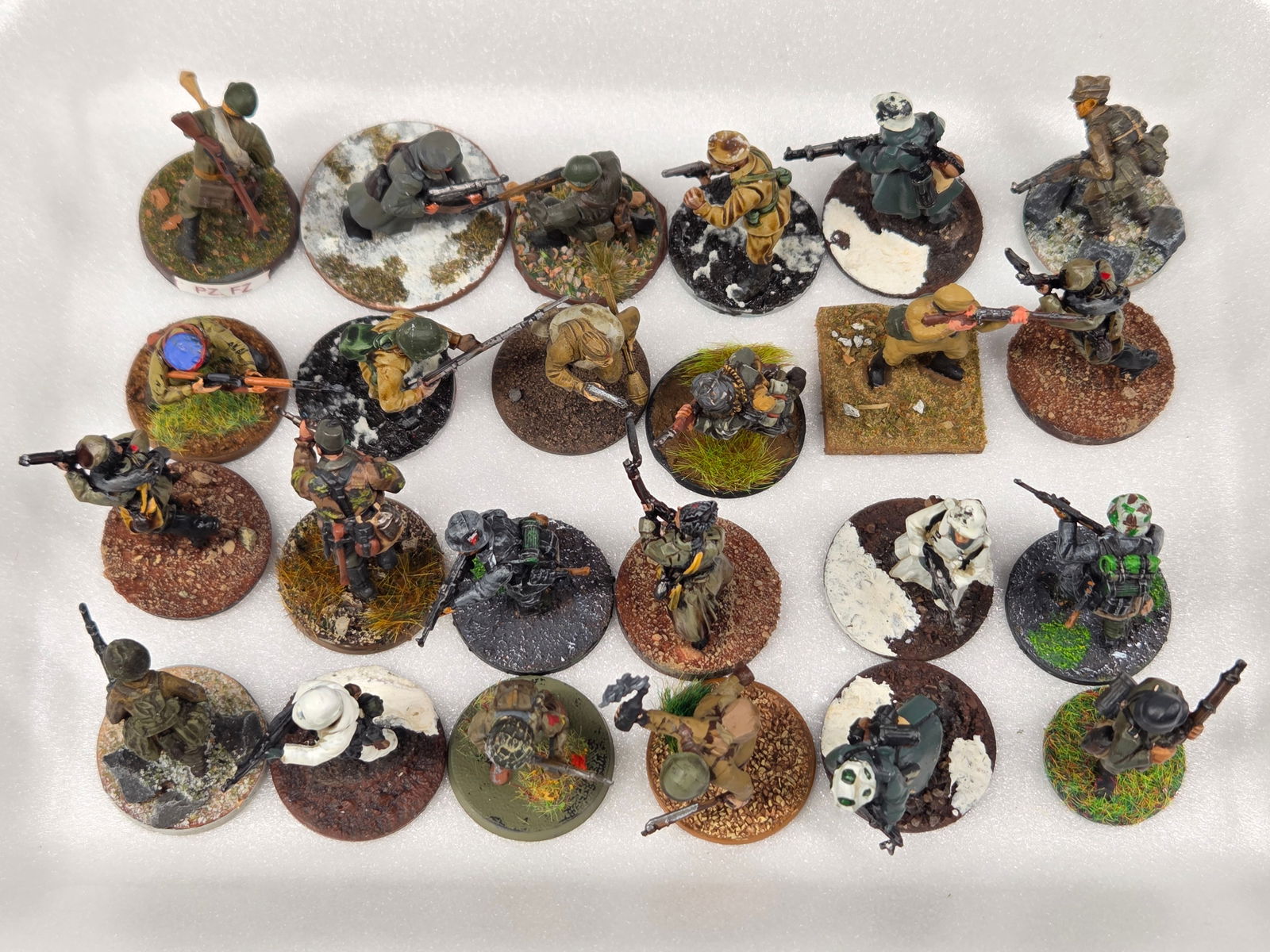 VARIOUS CUSTOM MINIATURE WAR GAME FIGURES (1 of 6)