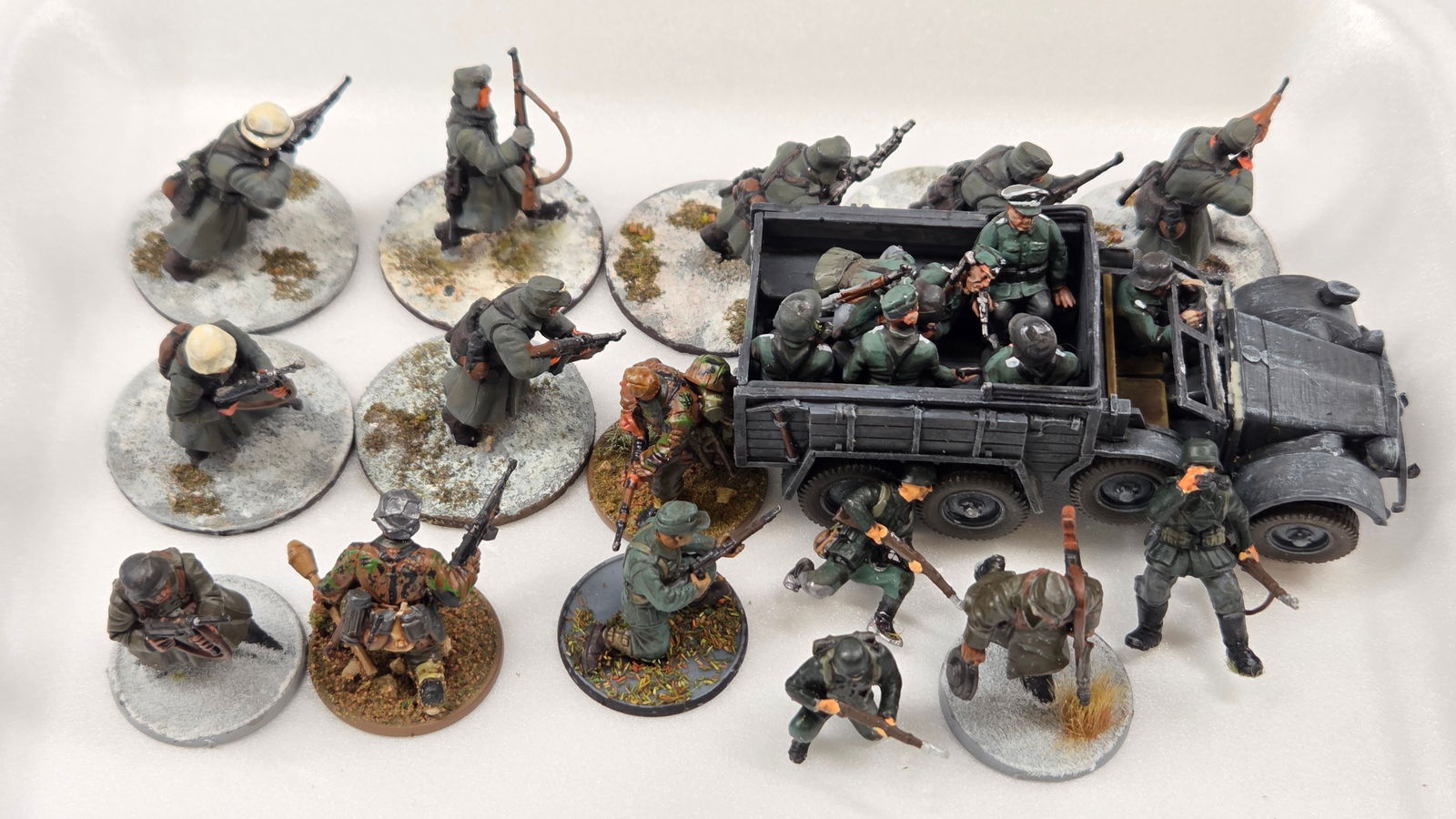 VARIOUS CUSTOM MINIATURE WAR GAME FIGURES (1 of 7)