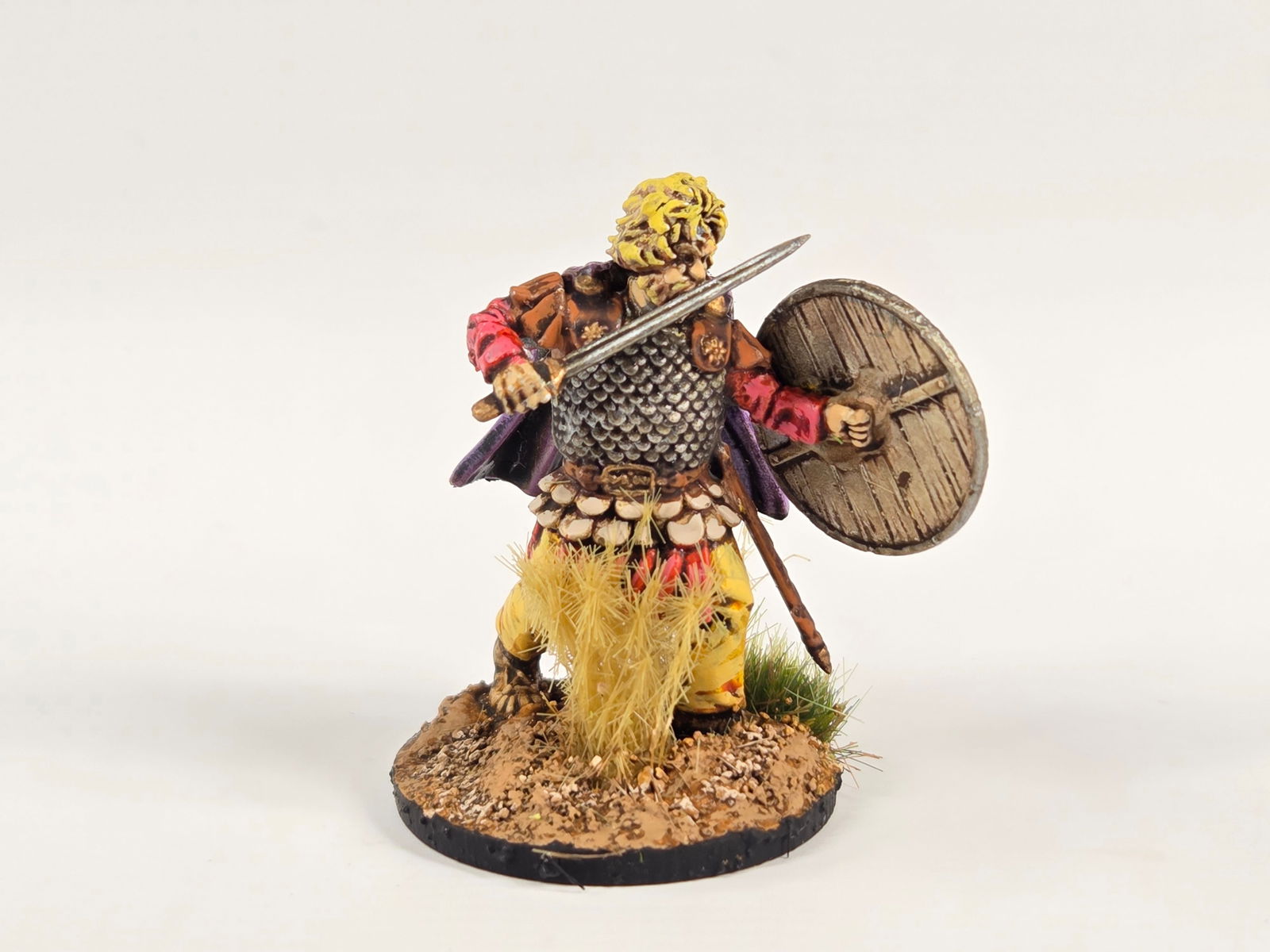 ASSORTED LOT OF VARIOUS BRAND WAR GAMING SOLDIERS (1 of 3)