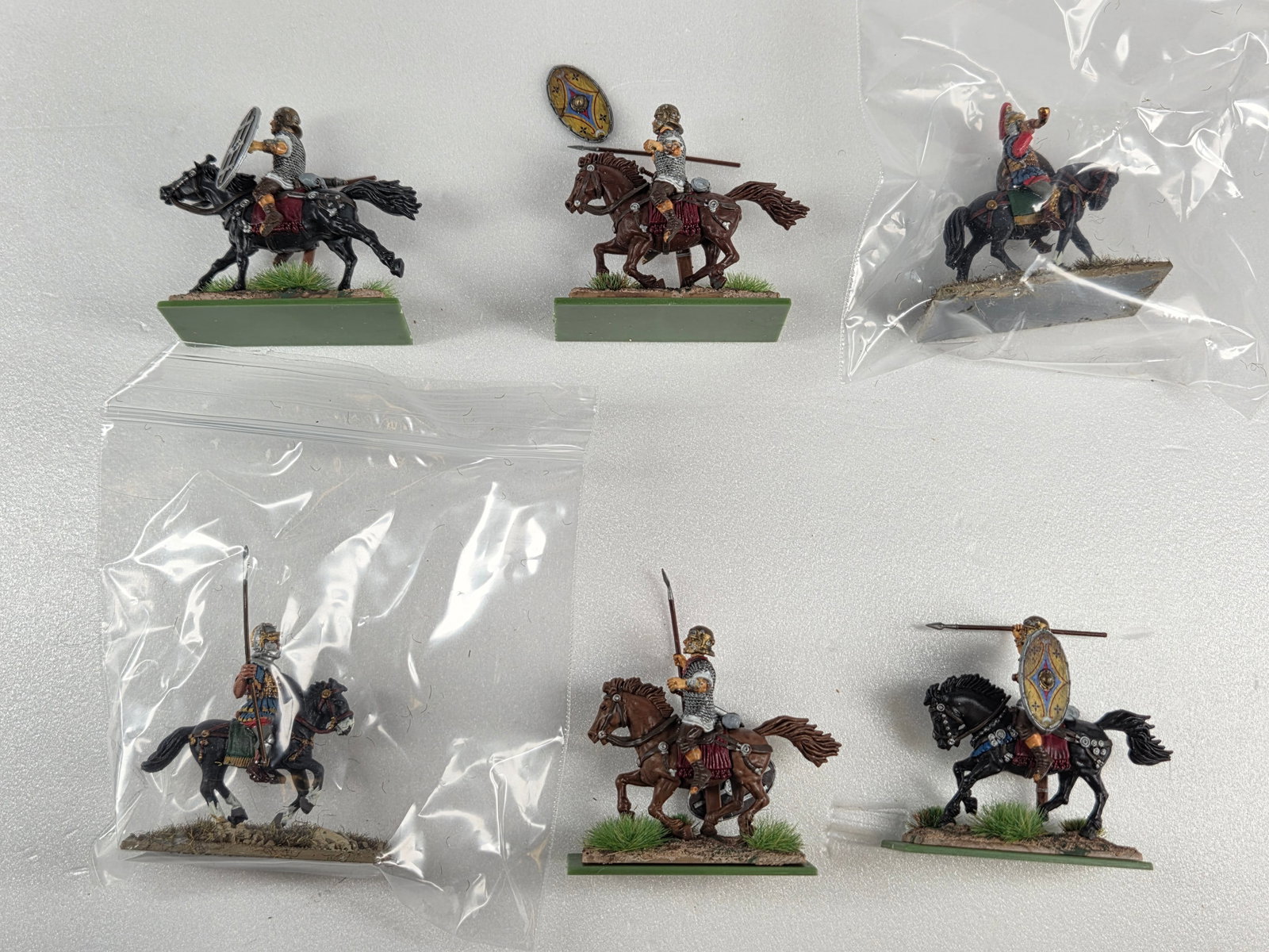 ASSORTED LOT OF VARIOUS BRAND WAR GAMING SOLDIERS (1 of 4)