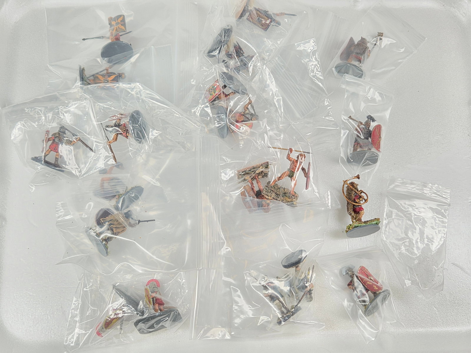 ASSORTED LOT OF VARIOUS BRAND WAR GAMING SOLDIERS (1 of 3)