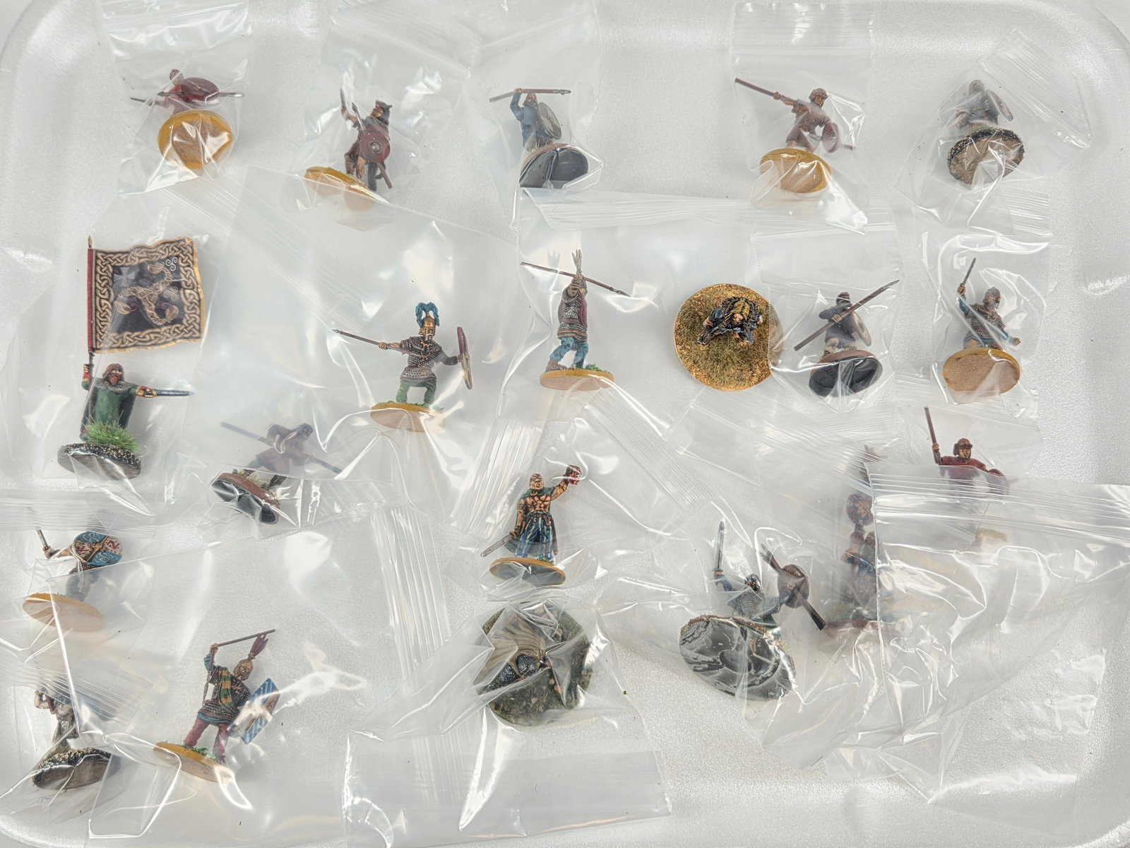 ASSORTED LOT OF VARIOUS BRAND WAR GAMING SOLDIERS (1 of 3)