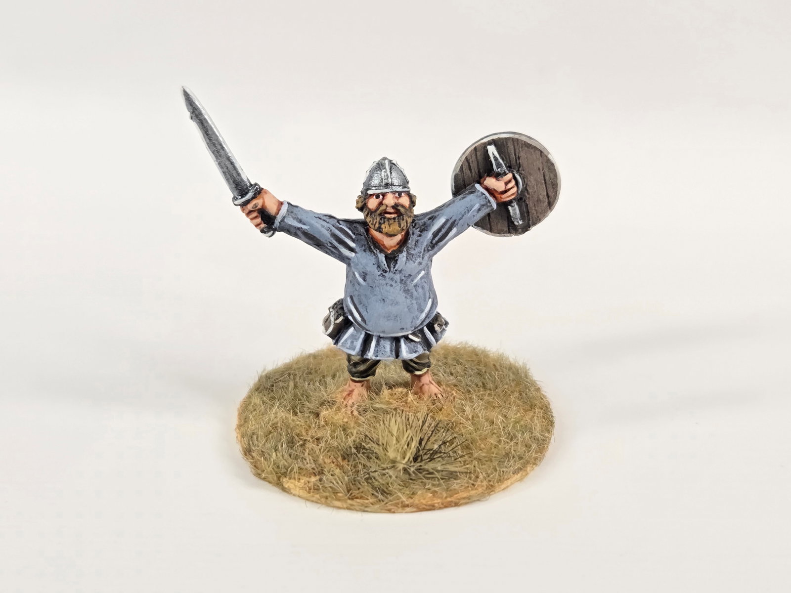 ASSORTED LOT OF VARIOUS BRAND WAR GAMING SOLDIERS: ALL REMAIN IN VERY GOOD HAND PAINTED CONDITION.