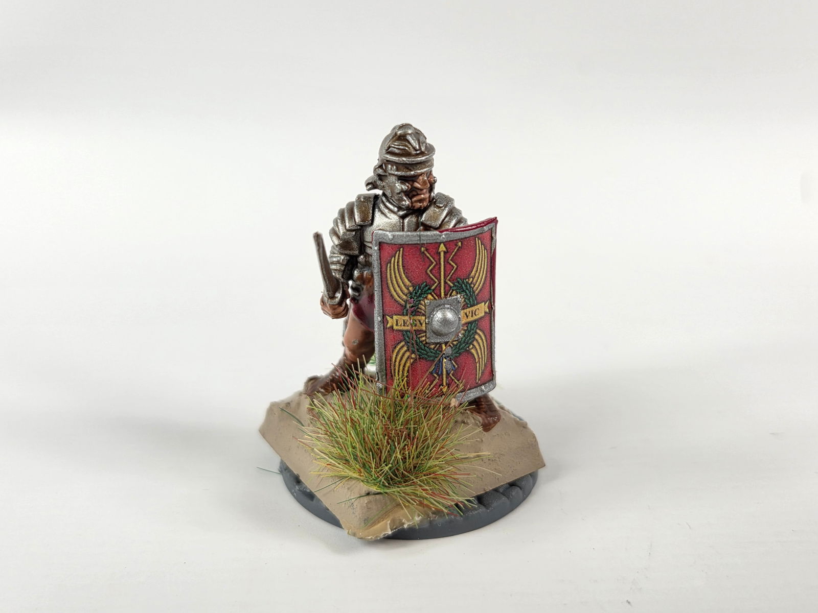 ASSORTED LOT OF VARIOUS BRAND WAR GAMING SOLDIERS: ALL REMAIN IN VERY GOOD HAND PAINTED CONDITION.