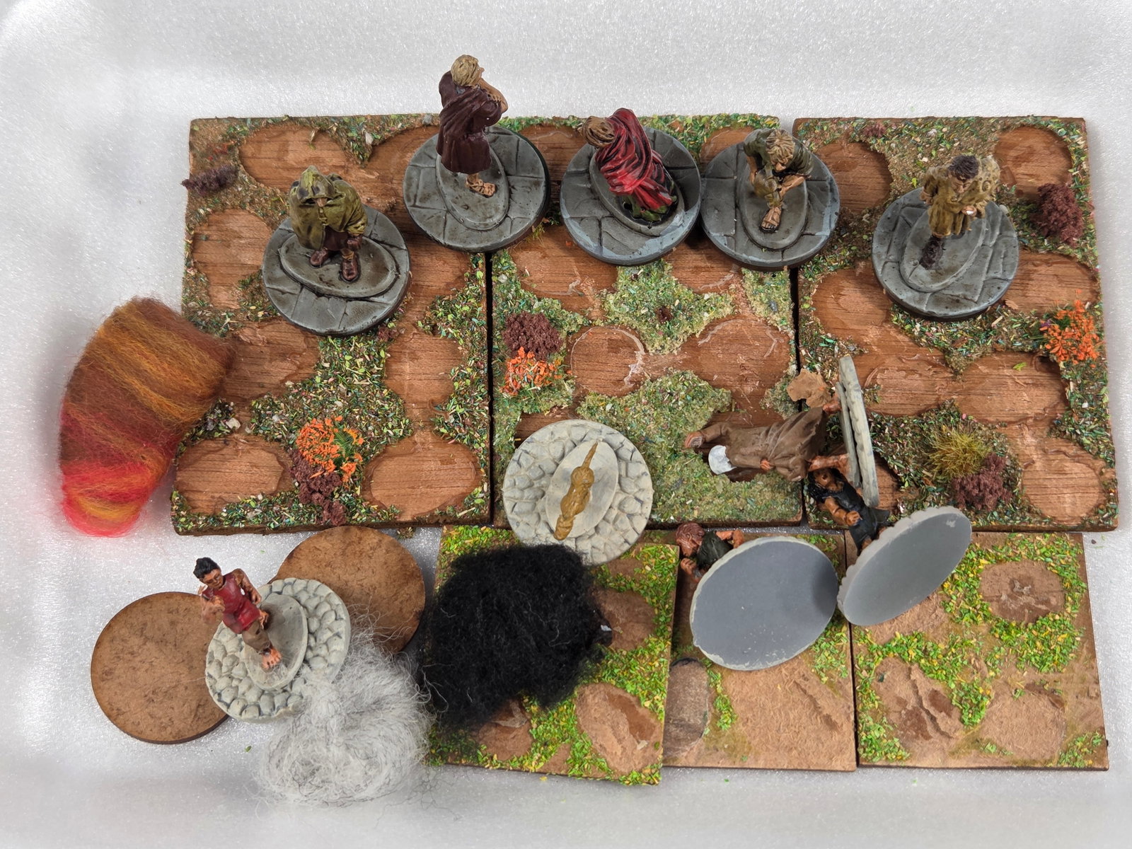 VARIOUS WAR GAMING SOLDIERS & BASE ACCESSORIES (1 of 5)