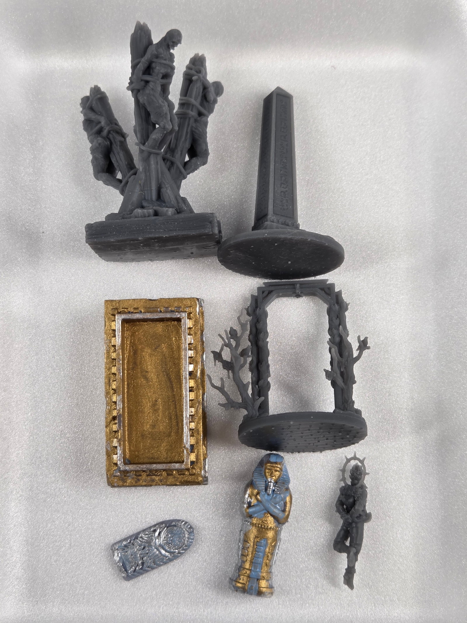 VARIOUS 3D PRINTED AND PLASTIC WAR GAME ACCESSORIES: ALL REMAIN IN FAIR TO GOOD CONDITION.
