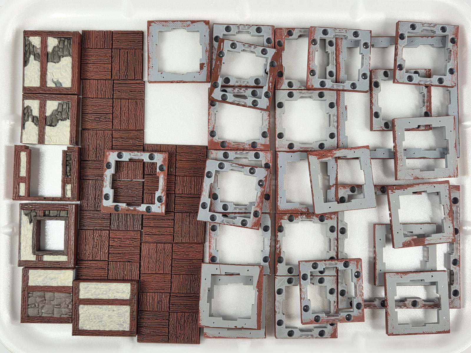 VARIOUS BRAND WAR GAMING ACCESSORIES: ALL REMAIN IN GOOD CONDITION, SHOWING SOME TYPICAL WEAR.