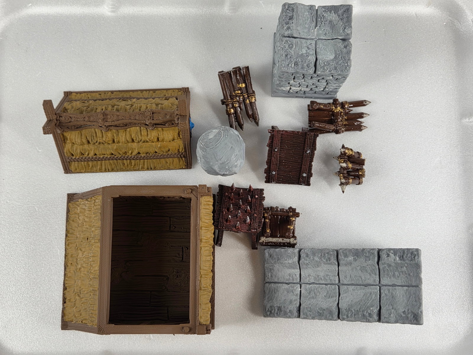 VARIOUS BRAND WAR GAMING ACCESSORIES: ALL REMAIN IN GOOD CONDITION, SHOWING SOME TYPICAL WEAR.