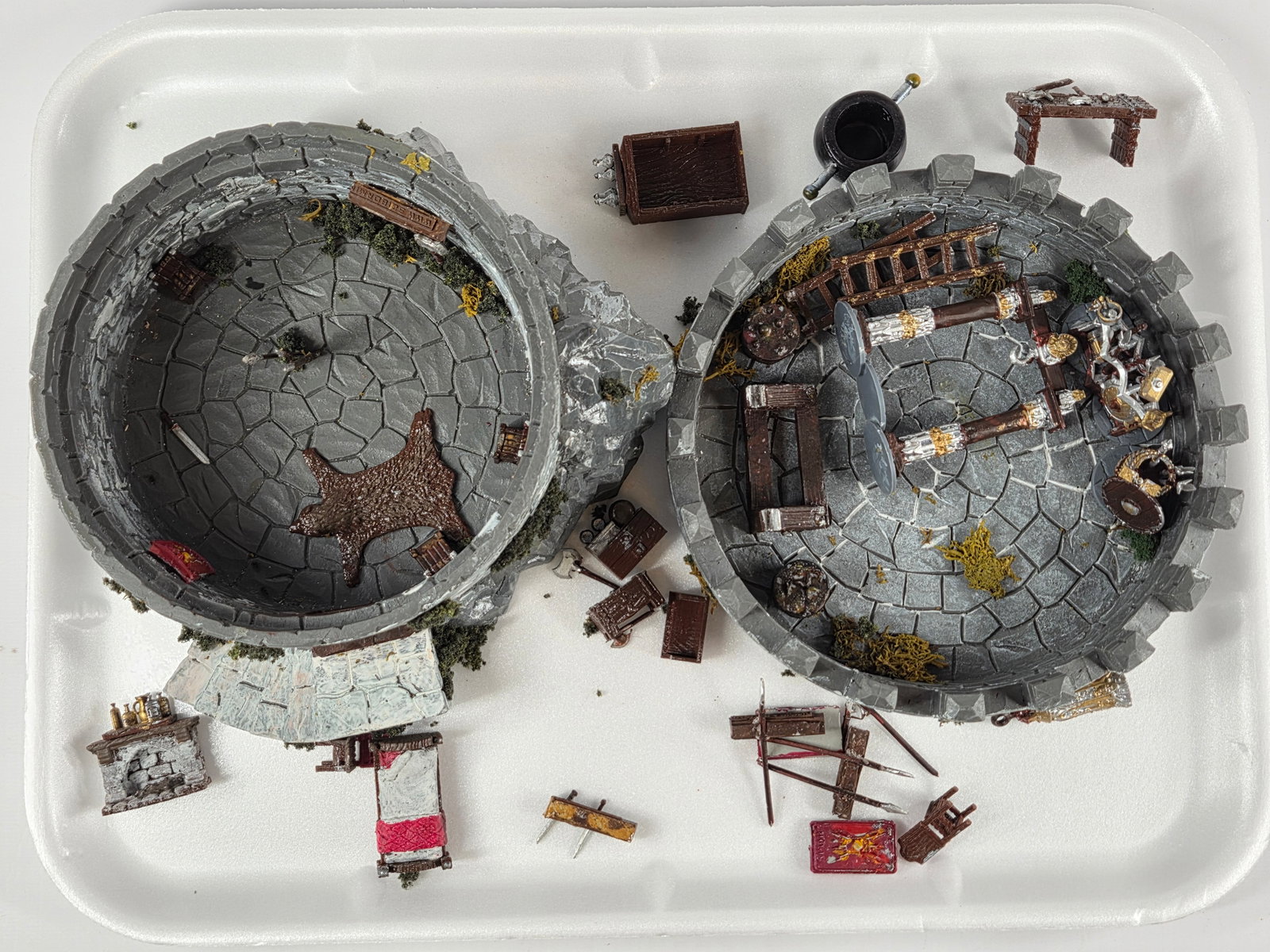VARIOUS BRAND WAR GAMING ACCESSORIES: ALL REMAIN IN GOOD CONDITION, SHOWING SOME TYPICAL WEAR.