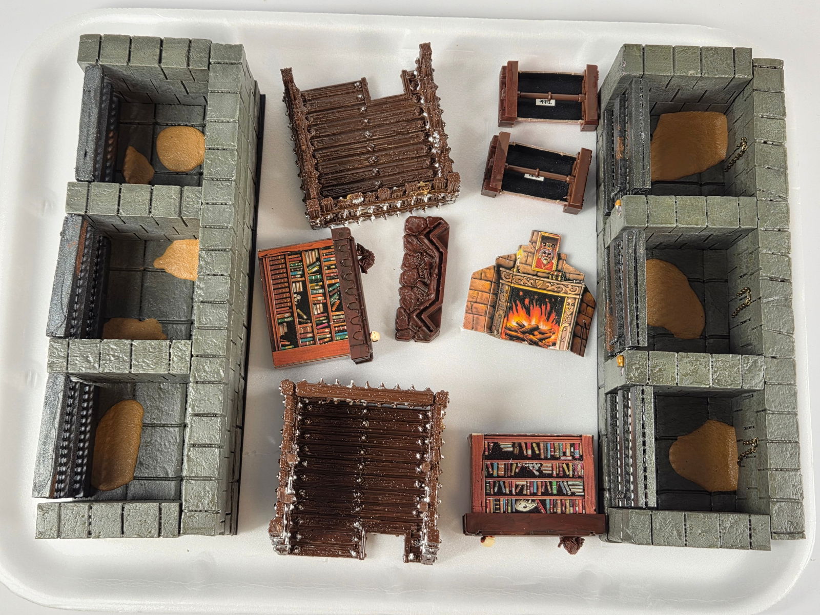 VARIOUS BRAND WAR GAMING ACCESSORIES: ALL REMAIN IN GOOD CONDITION, SHOWING SOME TYPICAL WEAR.