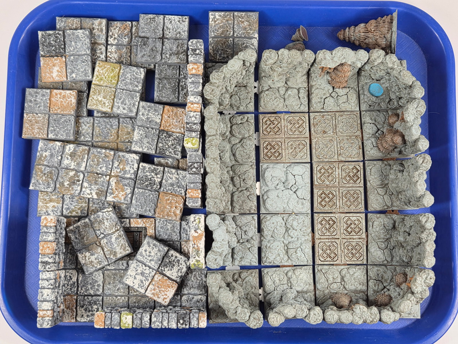 VARIOUS BRAND WAR GAMING ACCESSORIES: ALL REMAIN IN GOOD CONDITION, SHOWING SOME TYPICAL WEAR.