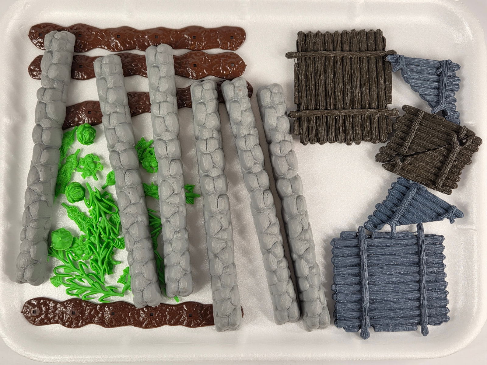 VARIOUS PLAYSET & WAR GAMING ACCESSORIES (1 of 3)