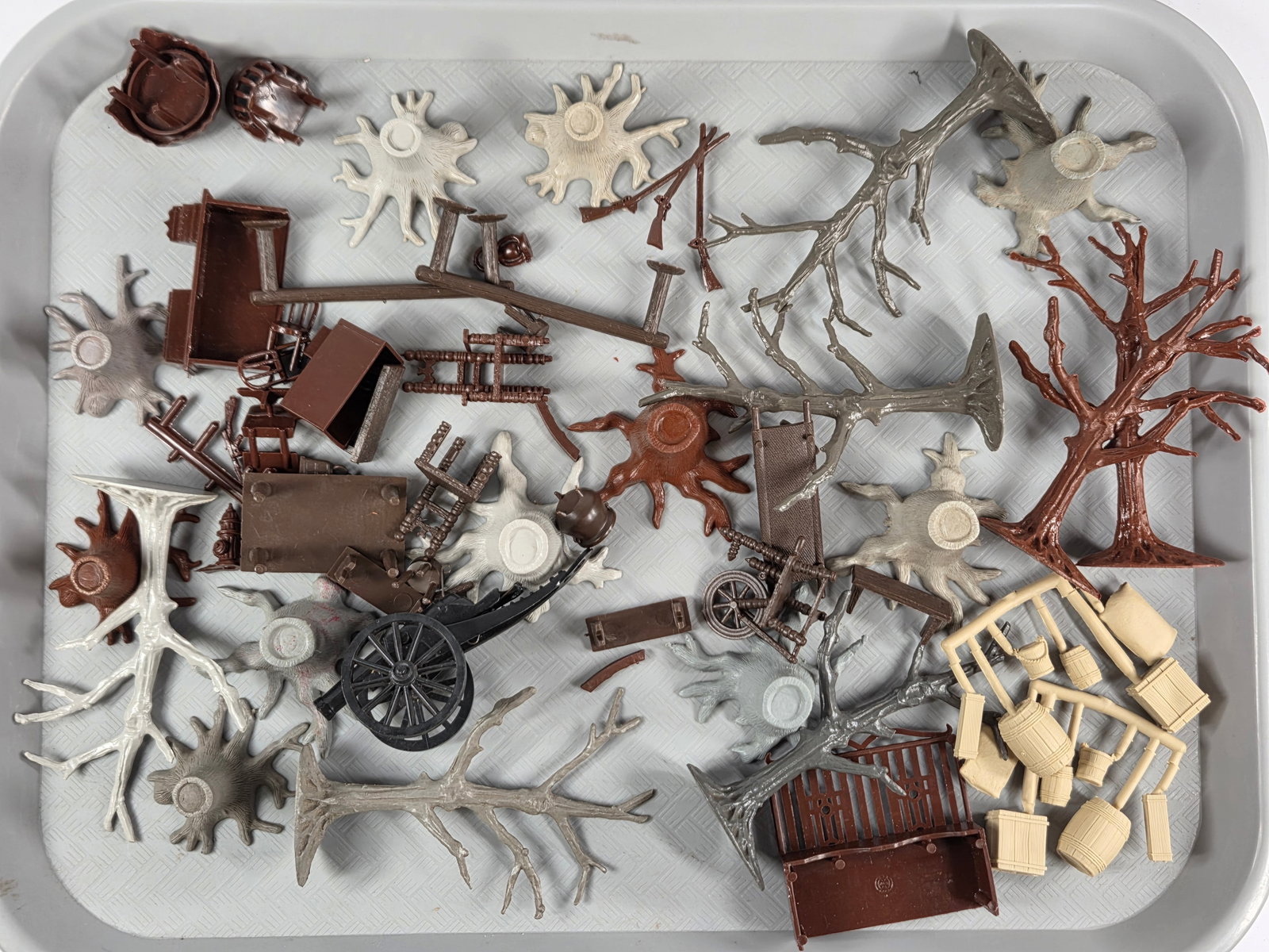 ASSORTMENT OF VARIOUS PLAYSET ACCESSORIES (1 of 3)