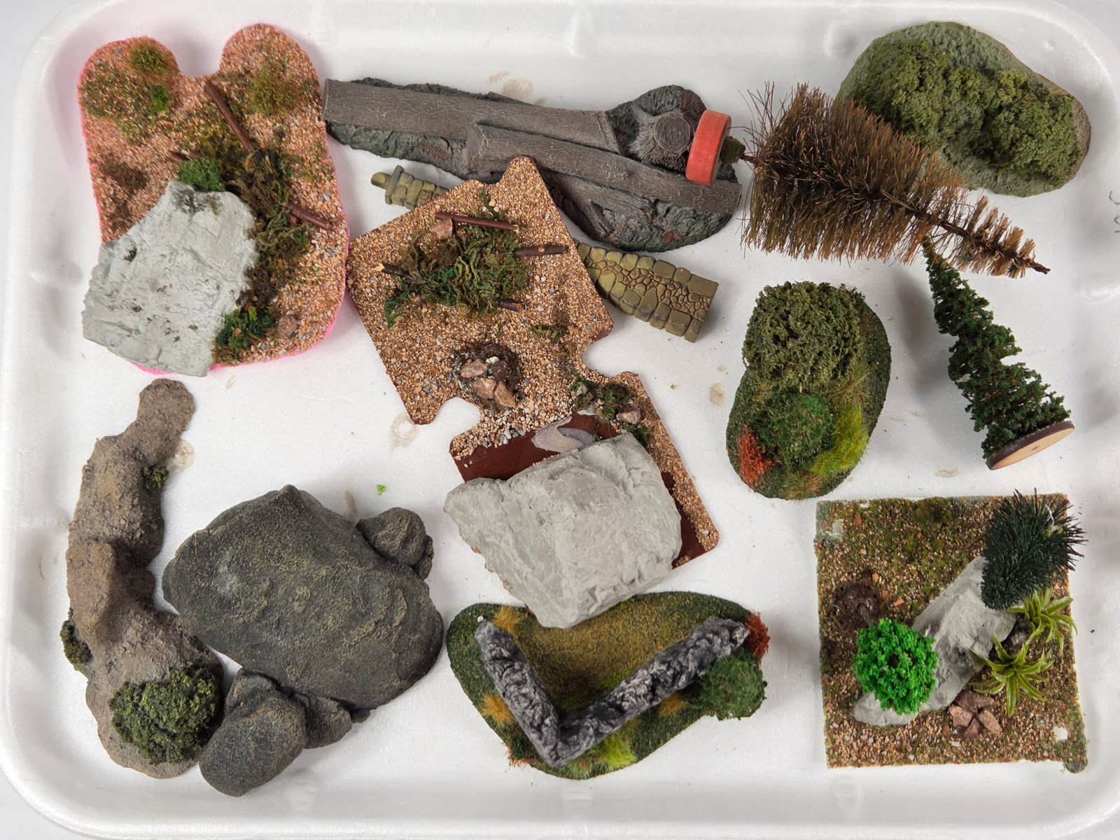 ASSORTMENT OF VARIOUS WAR GAMING ACCESSORIES (1 of 4)