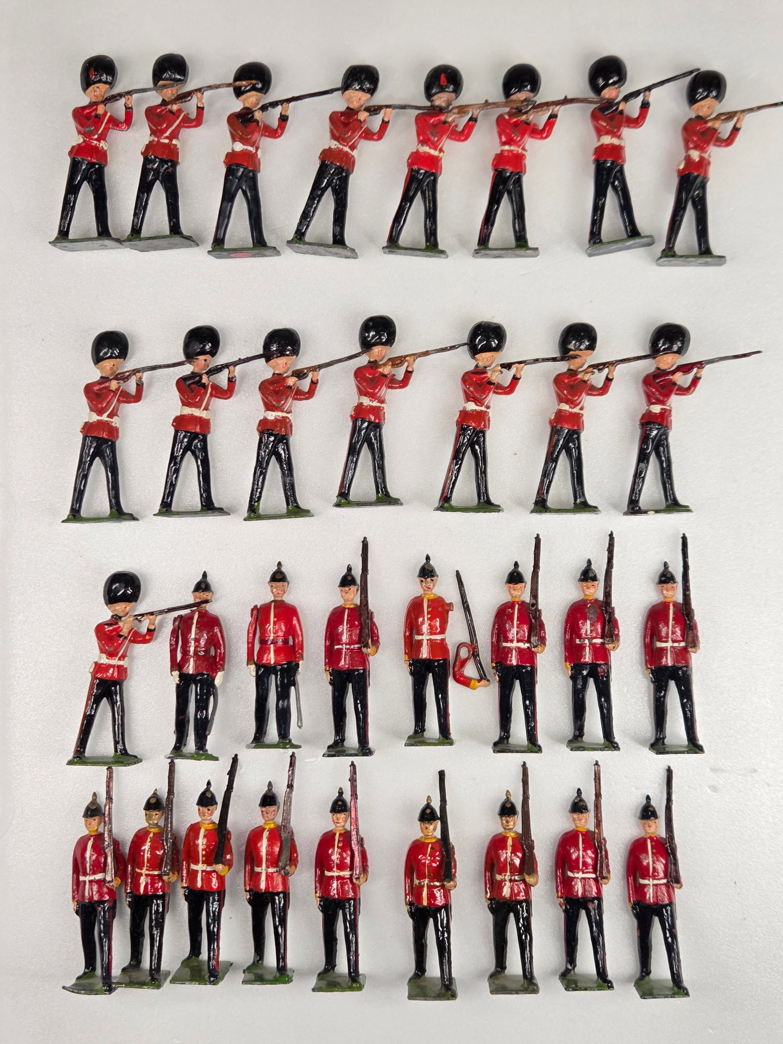 32) ASSORTED LEAD SOLDIERS SCOTS GUARDS (1 of 6)