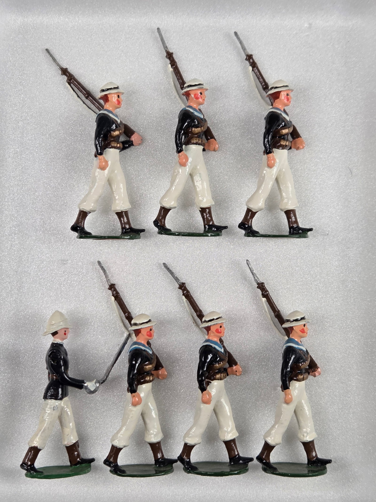 SET OF 7 BRITISH BULLDOG LEAD SOLDIERS W/ OFFICER (1 of 5)