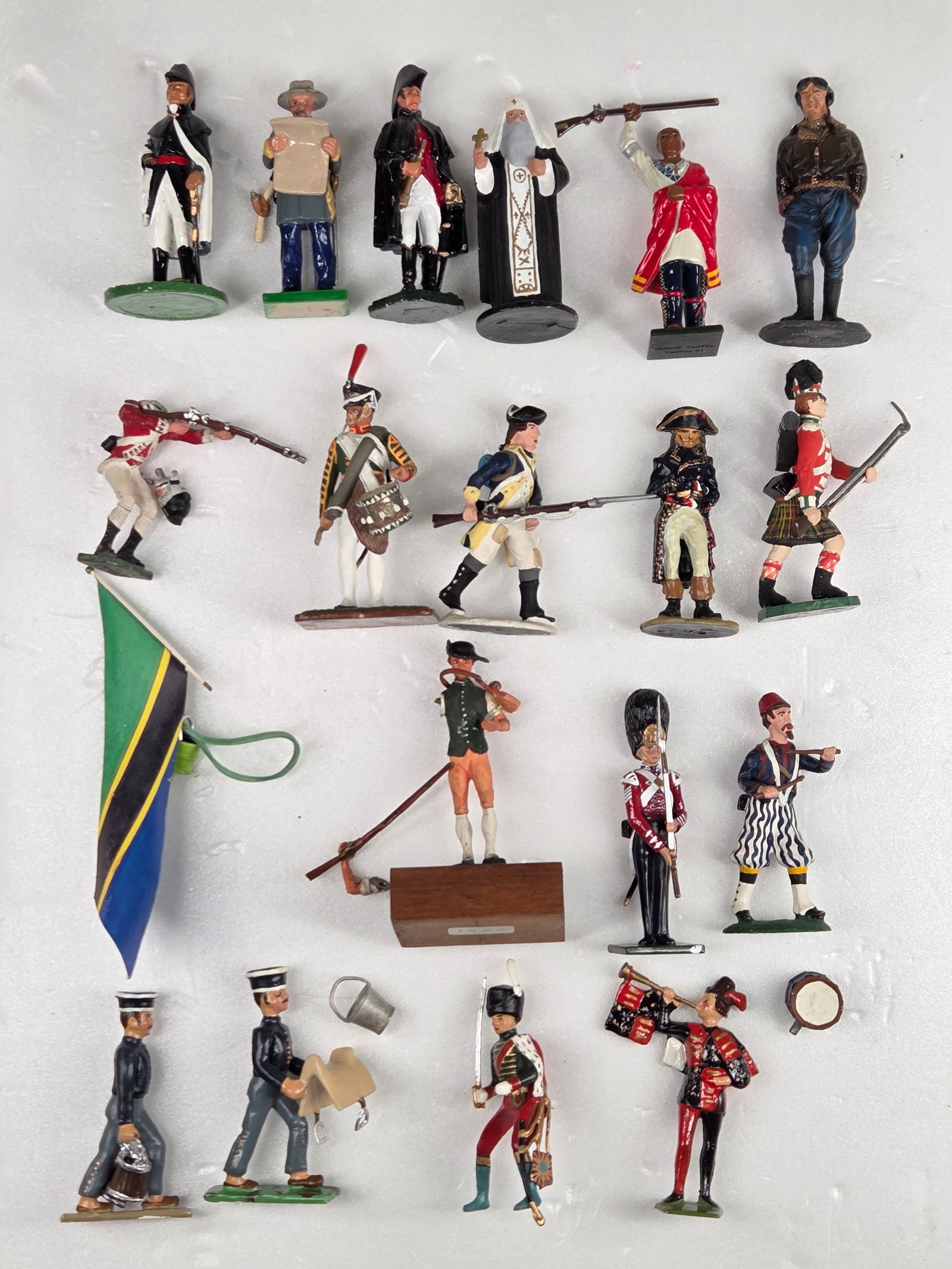 ASSORTED LOT OF VARIOUS BRAND LEAD SOLDIERS & PARTS (1 of 7)