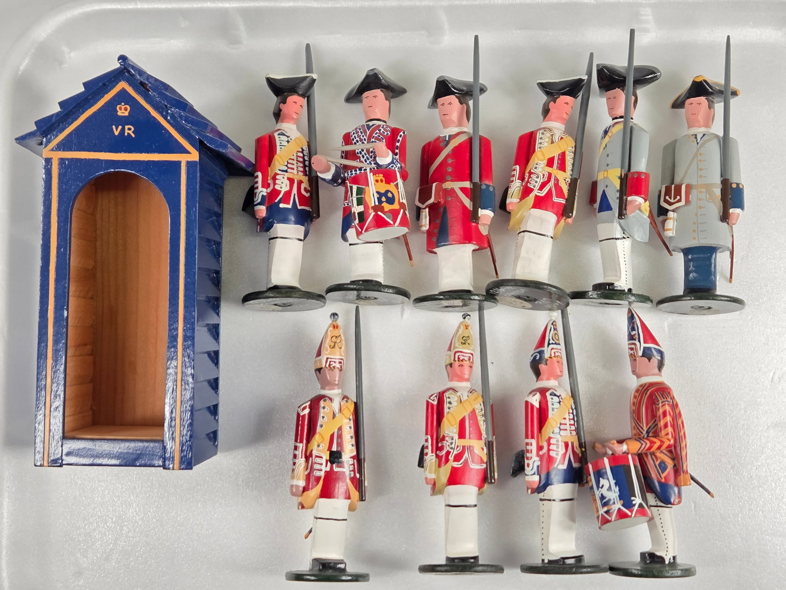 HAND PAINTED WOOD TOY SOLDIERS (1 of 7)