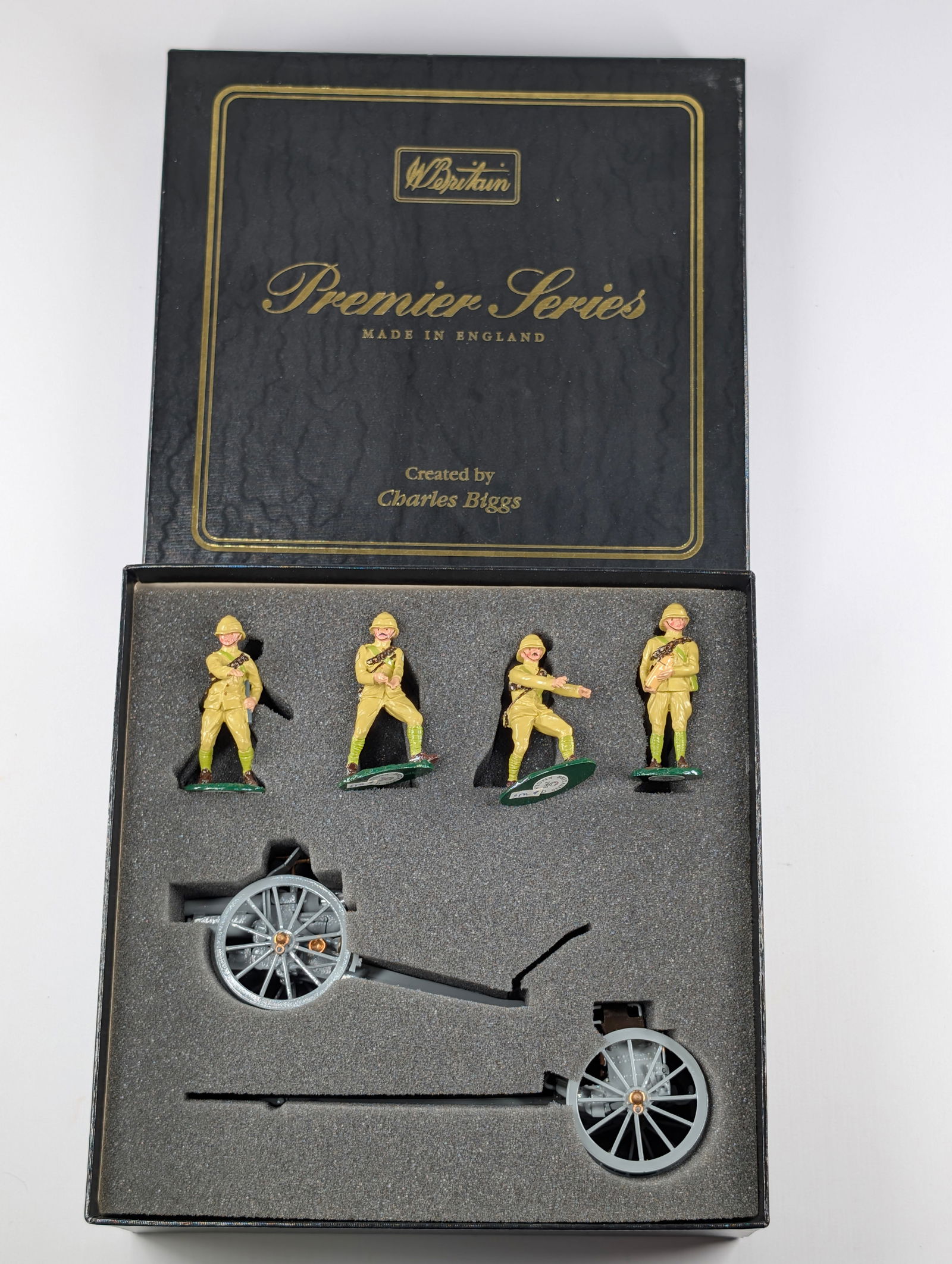 BRITAIN PREMIER SERIES 8915 4.5 HOWITZER W/ LIMBER & 4-MAN DETACHMENT: REMAINS IN EXCELLENT CONDITION IN BOX.