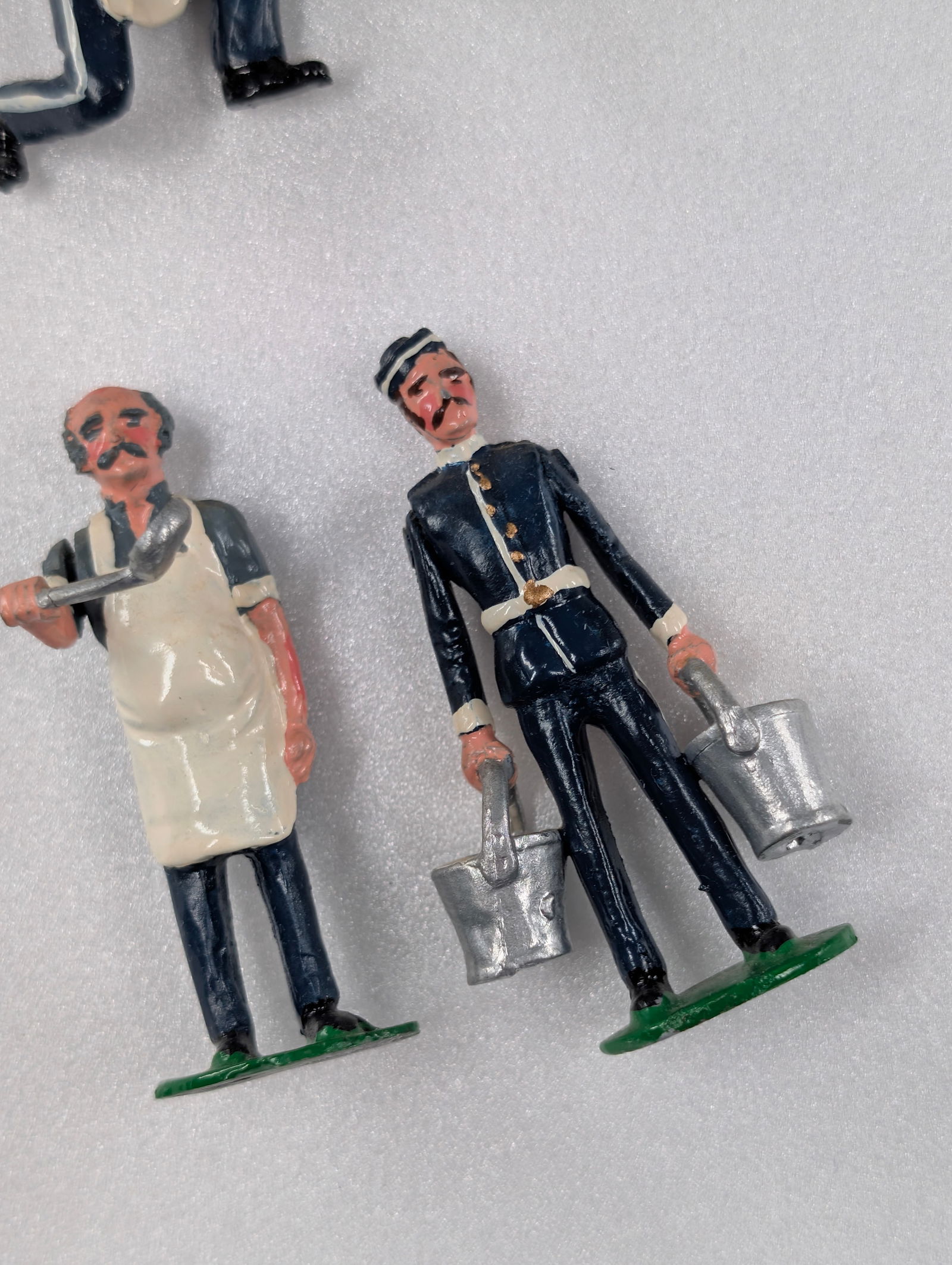 UNDER TWO FLAGS ARMY FIELD BAKERY SET - 2