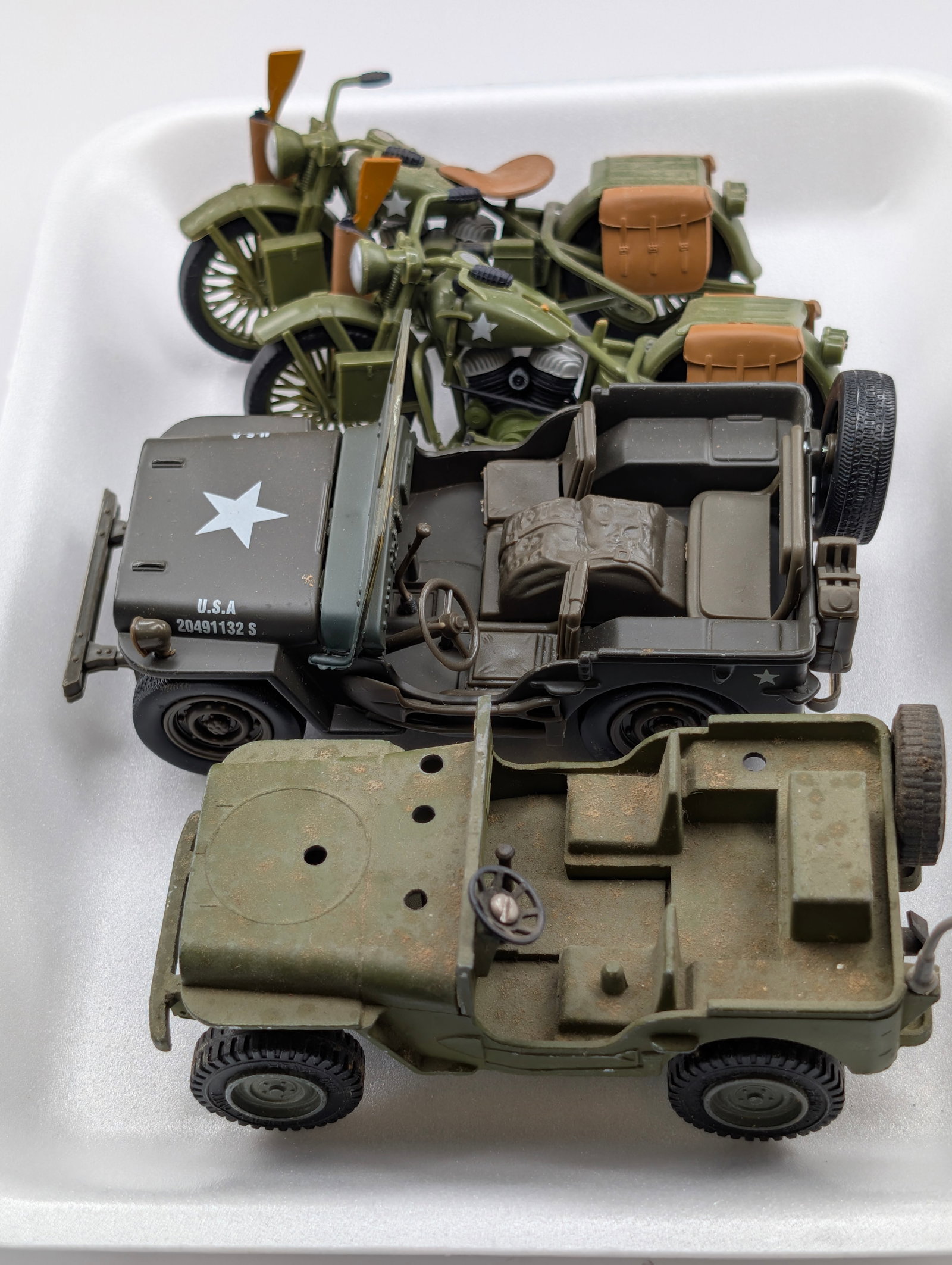 DINKY & VARIOUS BRAND MILITARY VEHICLES: ALL REMAIN IN FAIR TO GOOD CONDITION, SHOWING SOME TYPICAL WEAR. DINKY JEEP IN FRONT IS MISSING PIECES AND DIRTY.