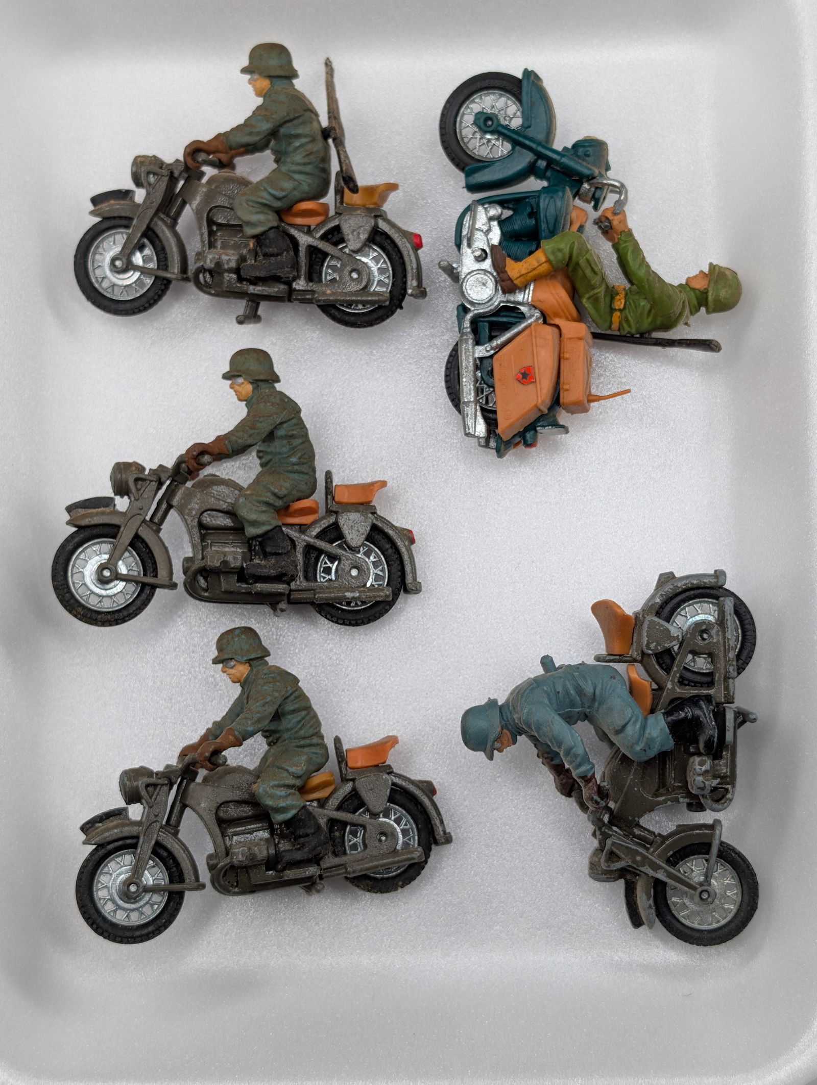 5) VINTAGE BRITAINS LTD SOLDIERS ON MOTORCYCLES: ALL REMAIN IN GOOD CONDITION, SHOWING SOME TYPICAL PAINT WEAR. DUSTY, NEEDING CLEANED.