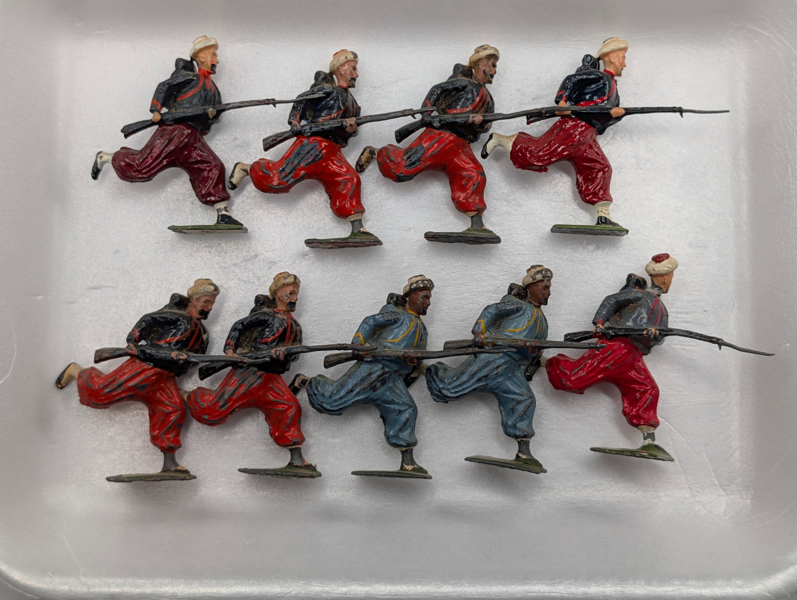 9) VARIOUS VINTAGE BRITAINS LEAD SOLDIERS: ALL REMAIN IN FAIR TO GOOD CONDITION, SHOWING PAINT WEAR.