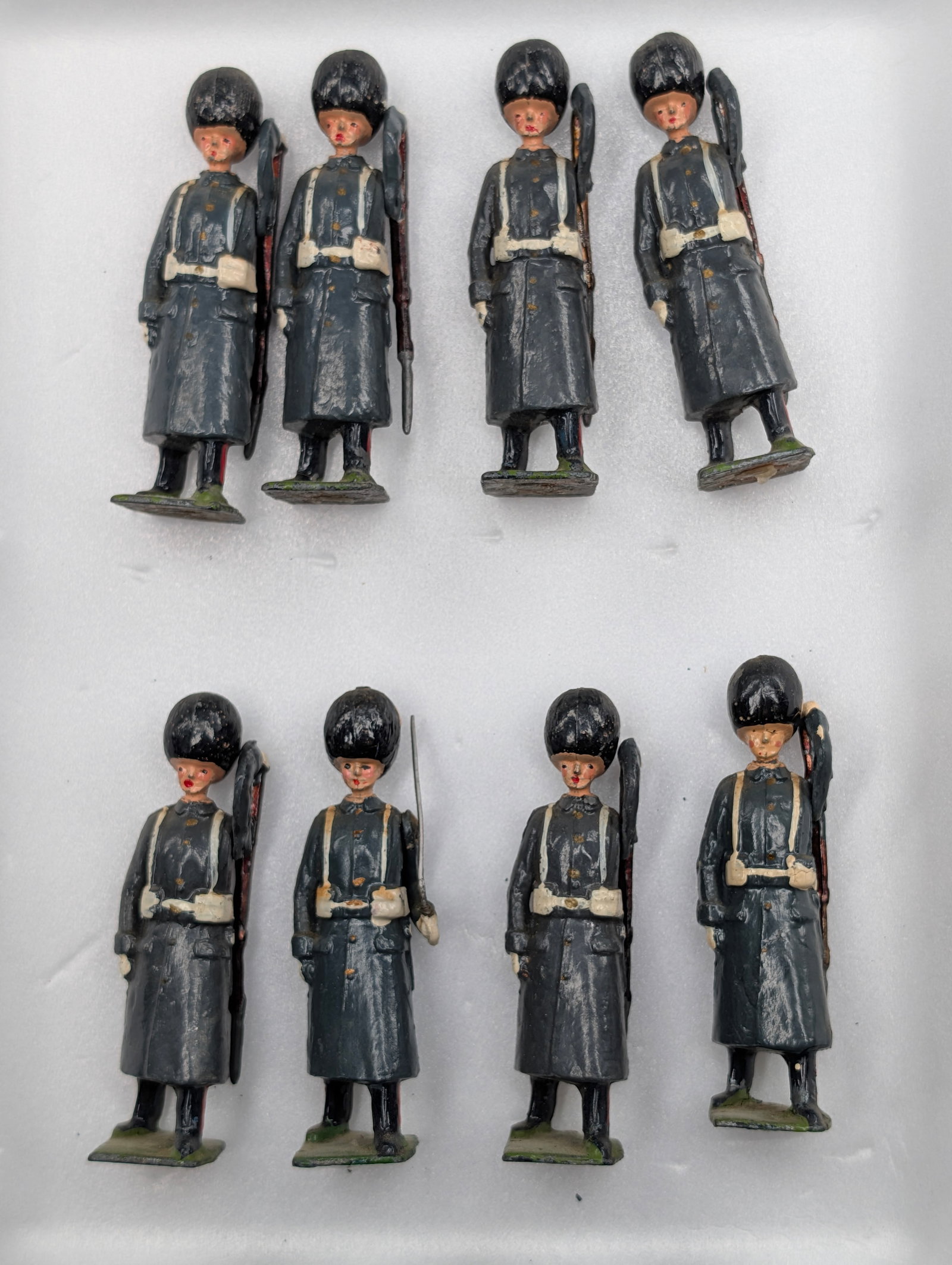 SET OF 8 VINTAGE BRITAINS SOLDIERS (1 of 4)