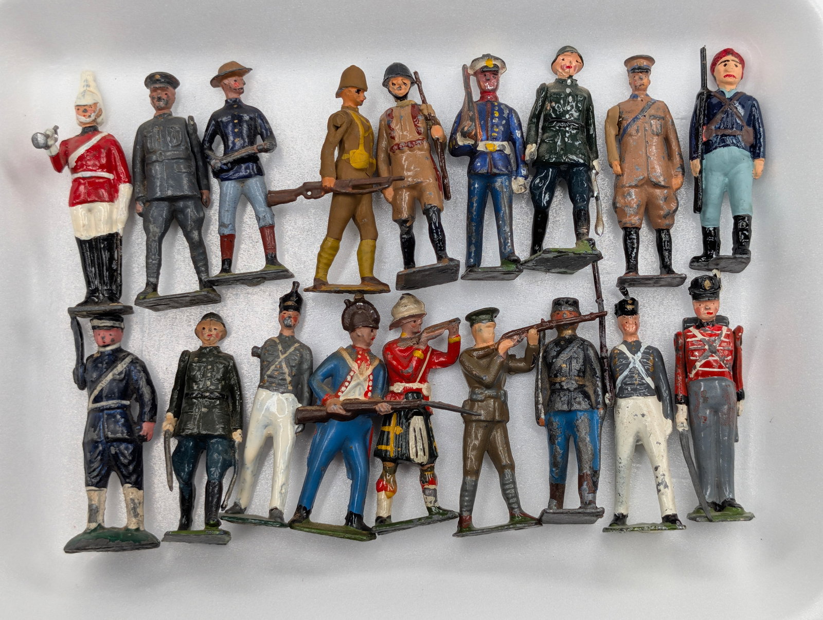 ASSORTED LOT OF VARIOUS BRAND LEAD SOLDIERS (1 of 4)