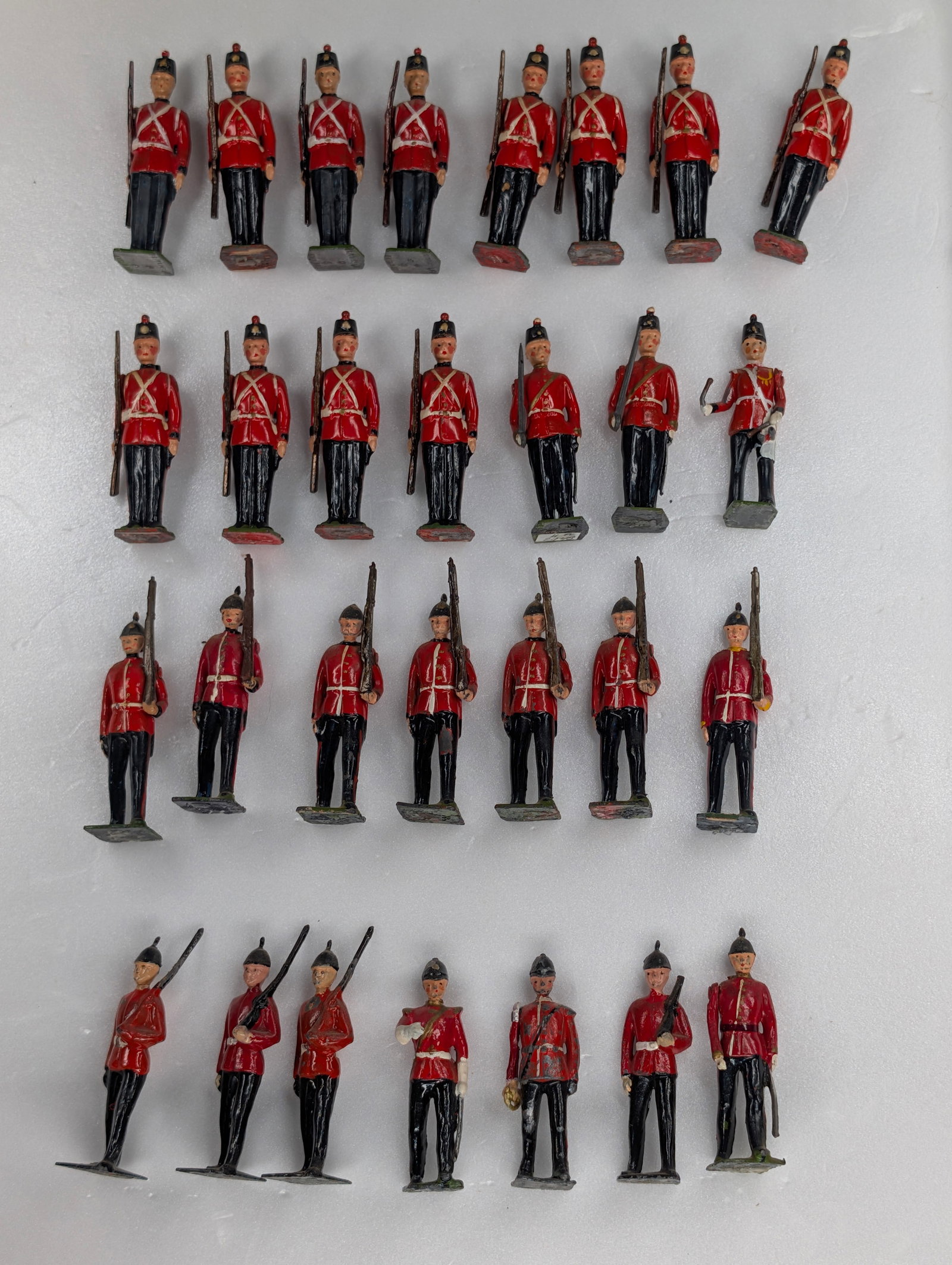 29) VINTAGE BRITAINS LEAD SOLDIERS: ALL REMAIN IN FAIR TO GOOD CONDITION, SHOWING SOME TYPICAL PAINT WEAR. ONE WITH BROKEN RIFLE TIP.