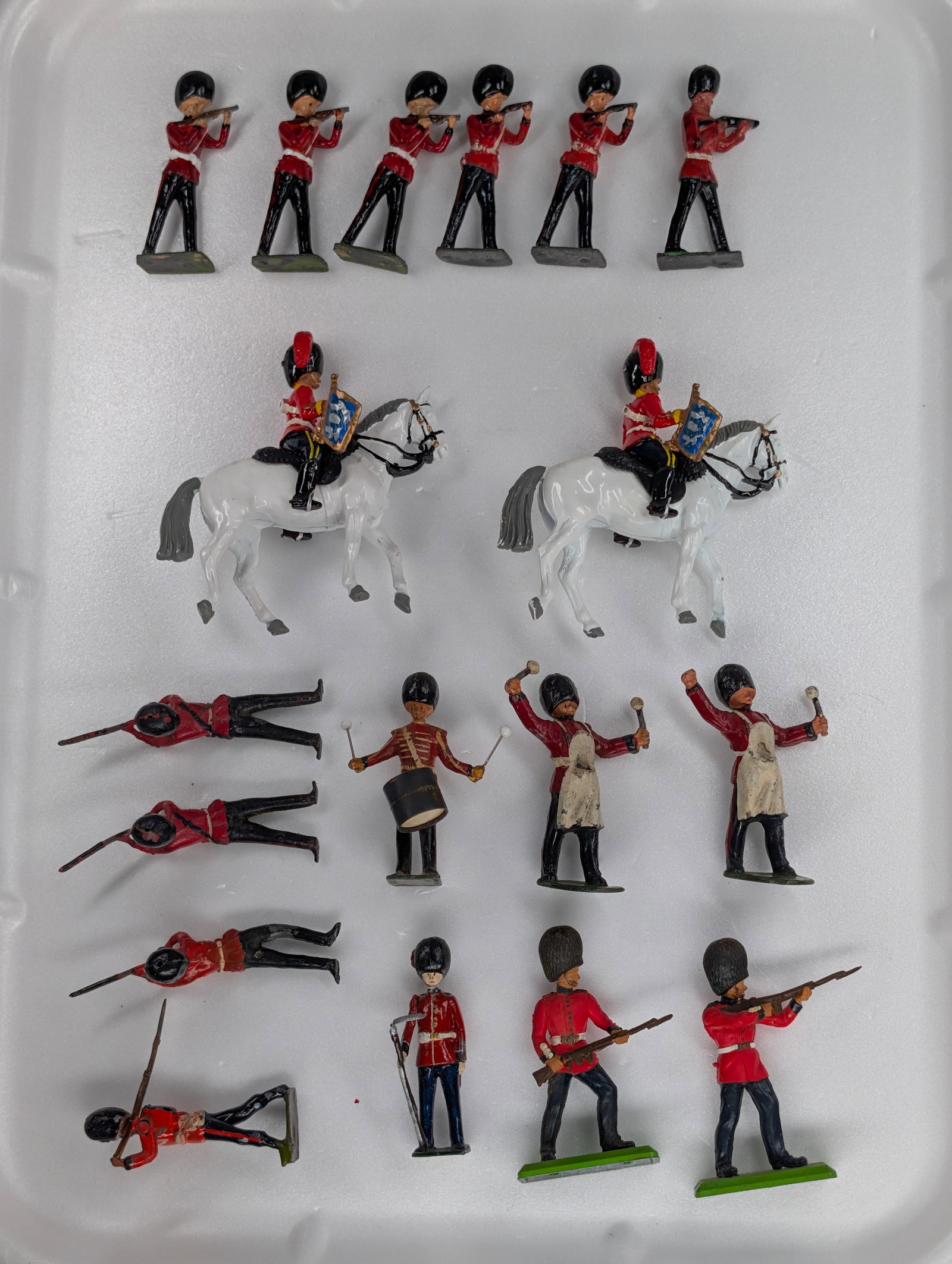 ASSORTED LOT OF VINTAGE BRITAINS GUARD LEAD SOLDIERS (1 of 4)