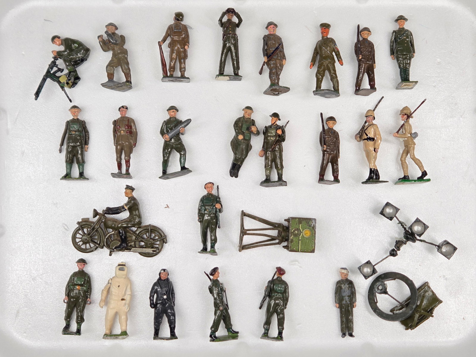 ASSORTED LOT OF VARIOUS BRAND LEAD SOLDIERS: ALL REMAIN IN FAIR TO GOOD CONDITION, SHOWING SOME TYPICAL WEAR. ONE WITH BROKEN HEAD.