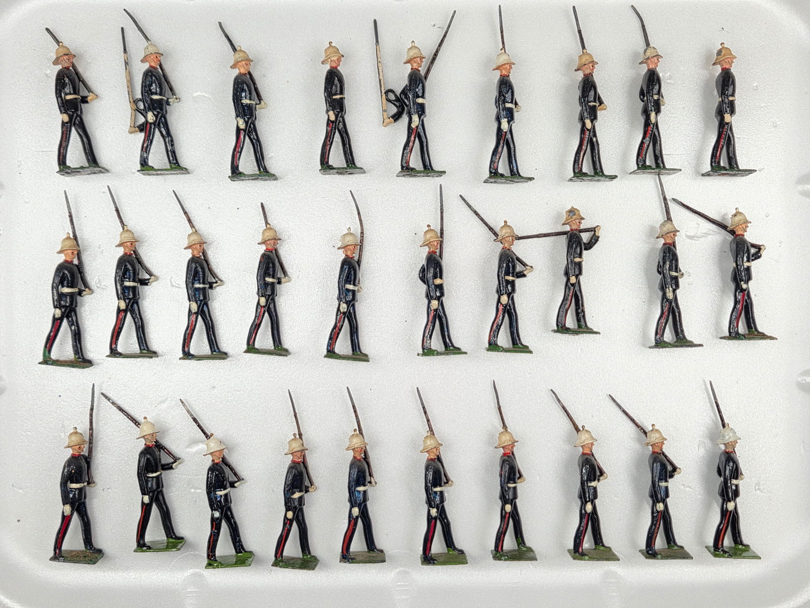 SET OF 29 VINTAGE BRITAINS LEAD SOLDIERS: ALL REMAIN IN FAIR TO GOOD CONDITION, SHOWING SOME PAINT WEAR. A FW SOLDIERS WITH LOOSE ARMS.