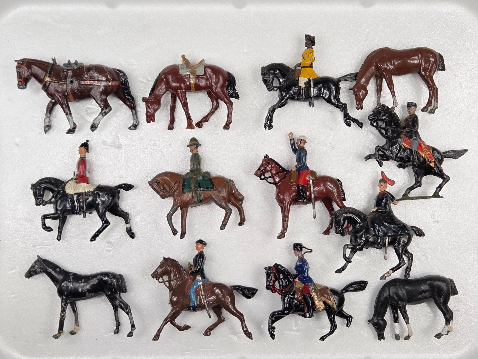 ASSORTED LOT OF VARIOUS BRAND MOUNTED LEAD SOLDIERS (1 of 5)