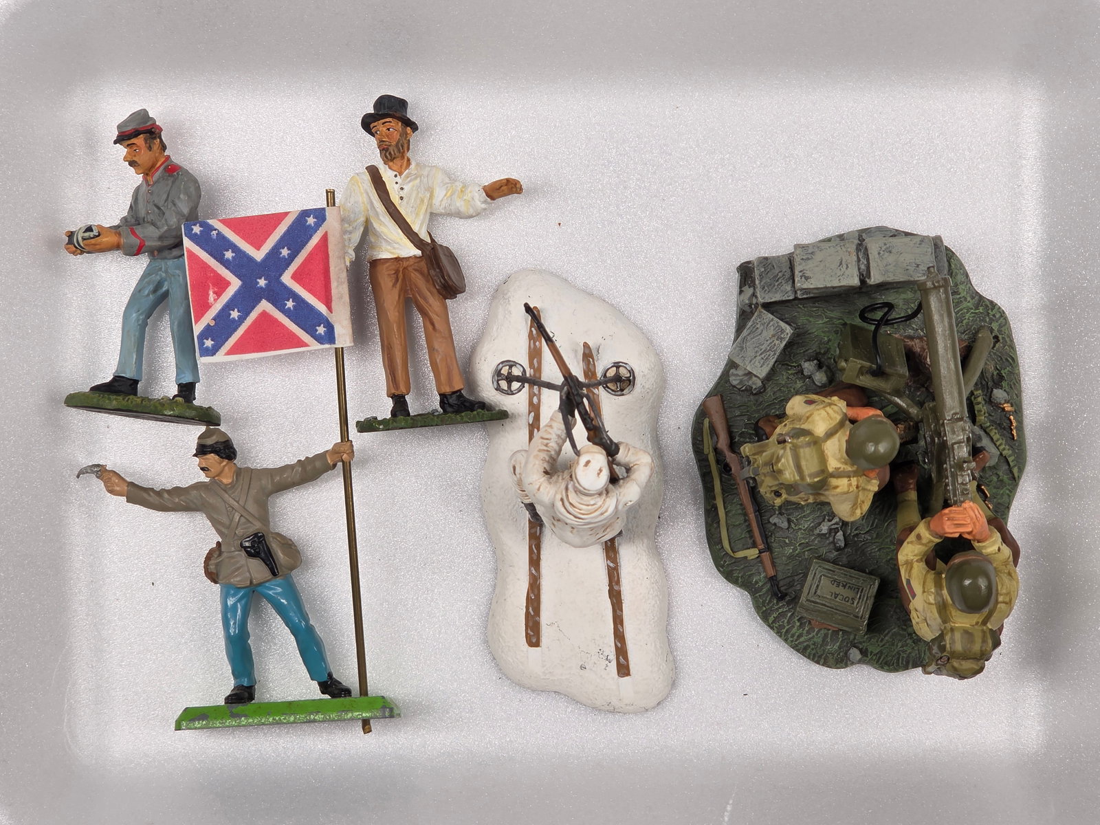 ASSORTED LOT OF VARIOUS TOY SOLDIERS (1 of 4)