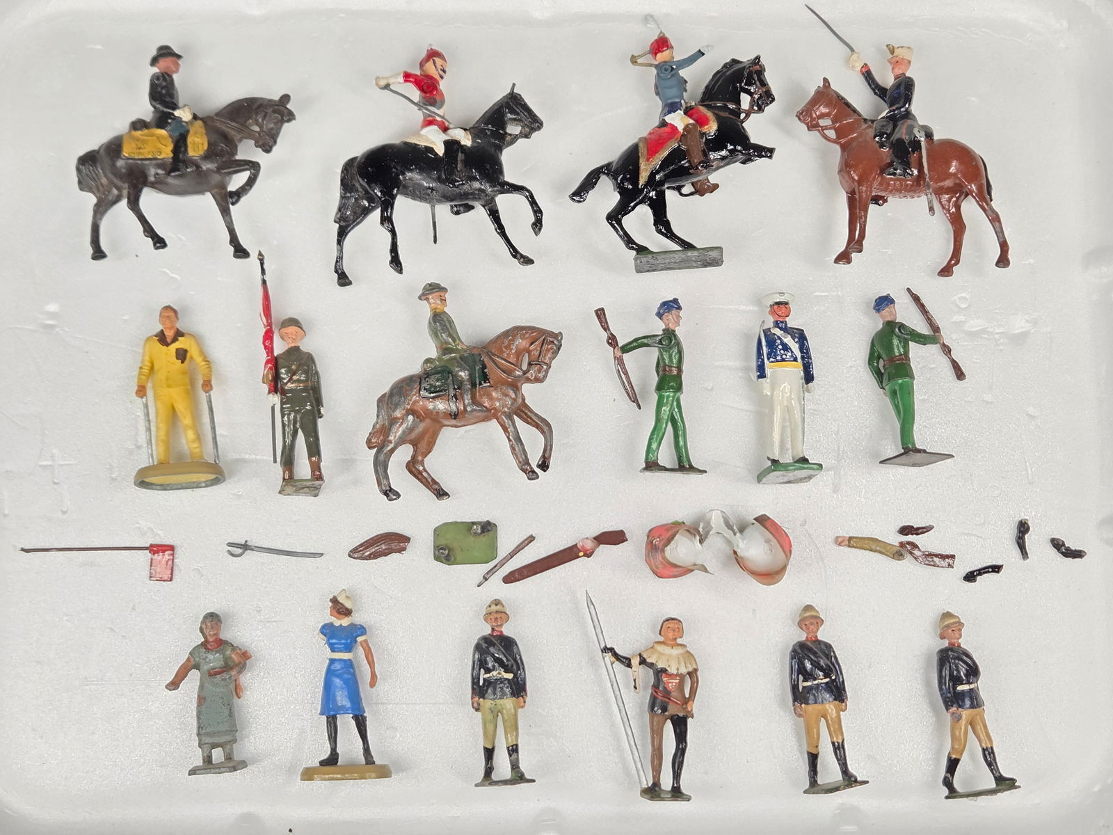ASSORTED LOT OF VARIOUS VINTAGE LEAD SOLDIERS (1 of 4)